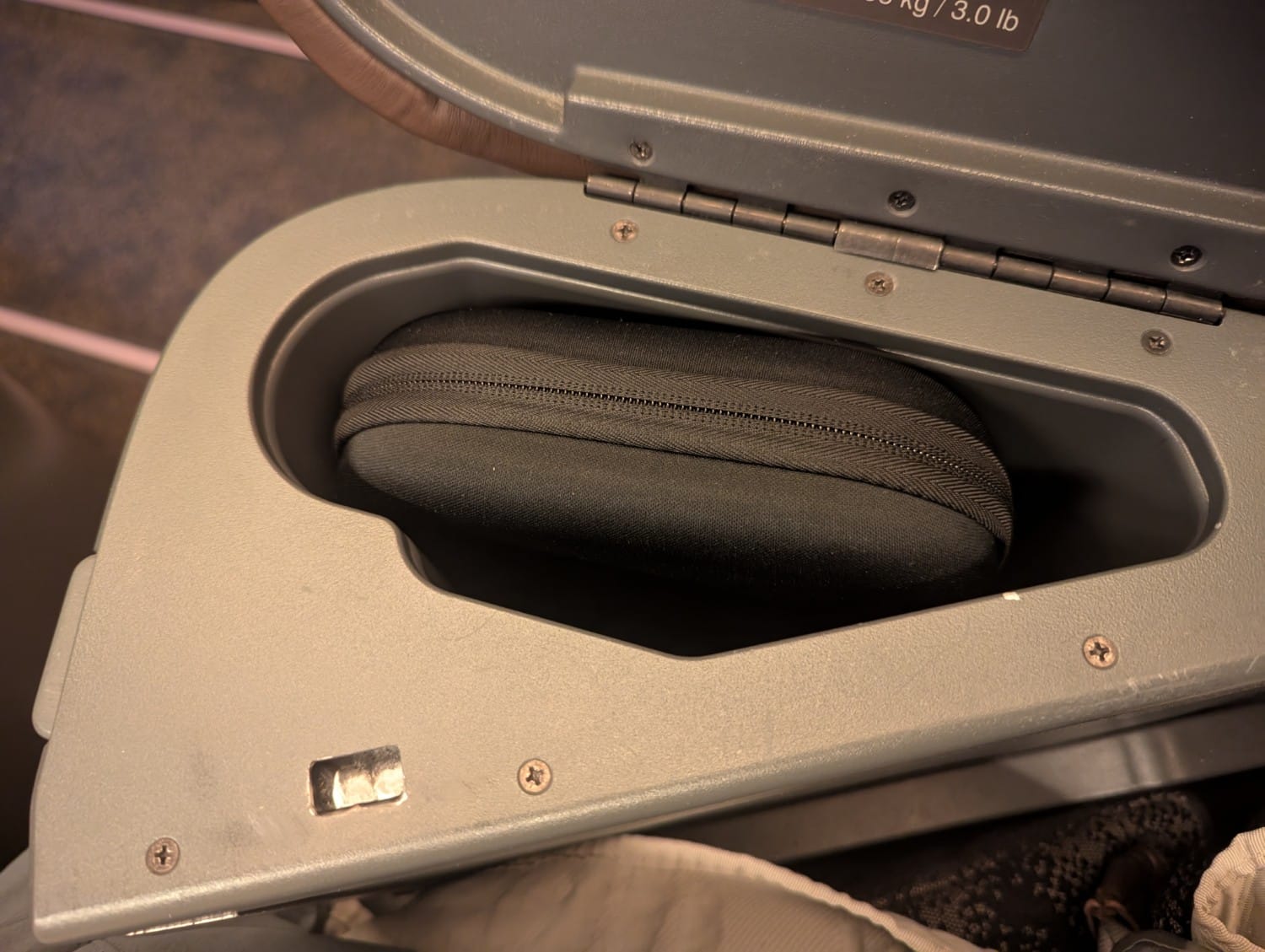 china airlines business class headphone storage