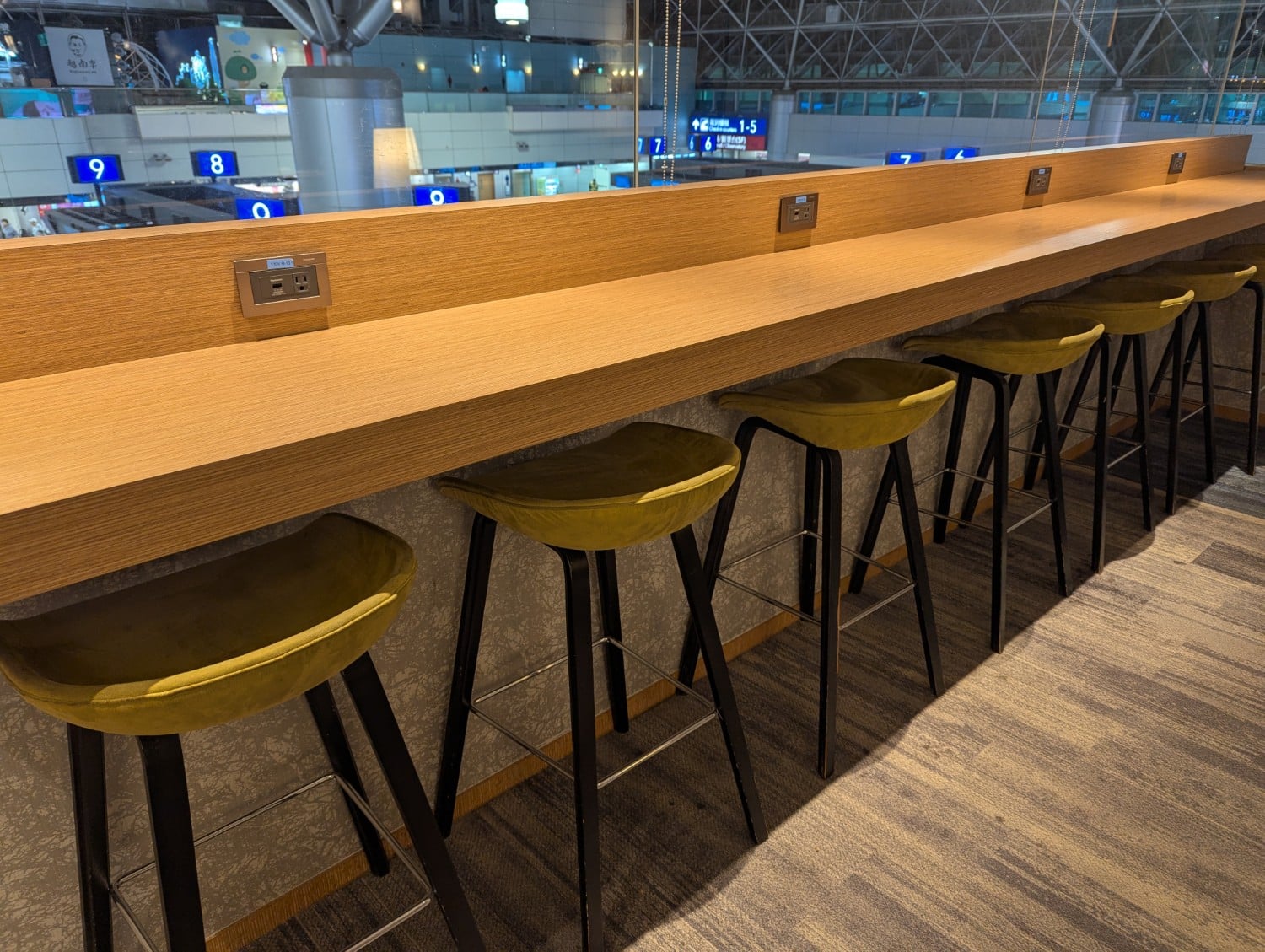 china airlines business class lounge taipei seating 1