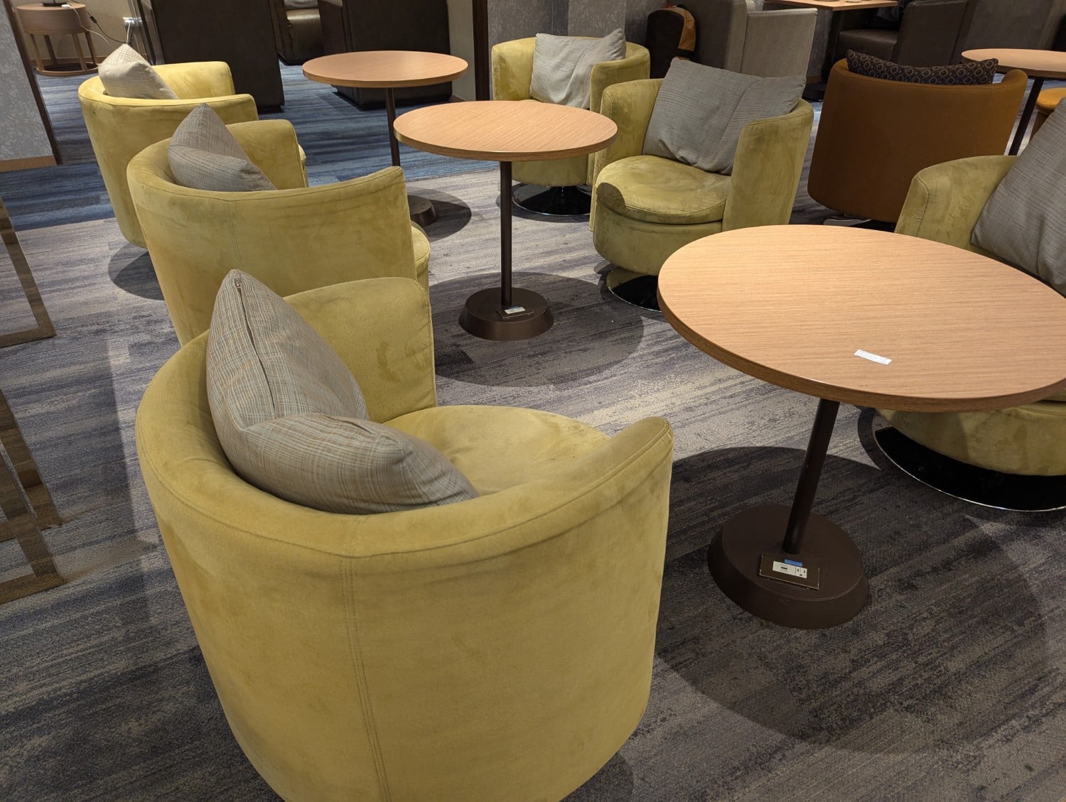 china airlines business class lounge taipei seating 2