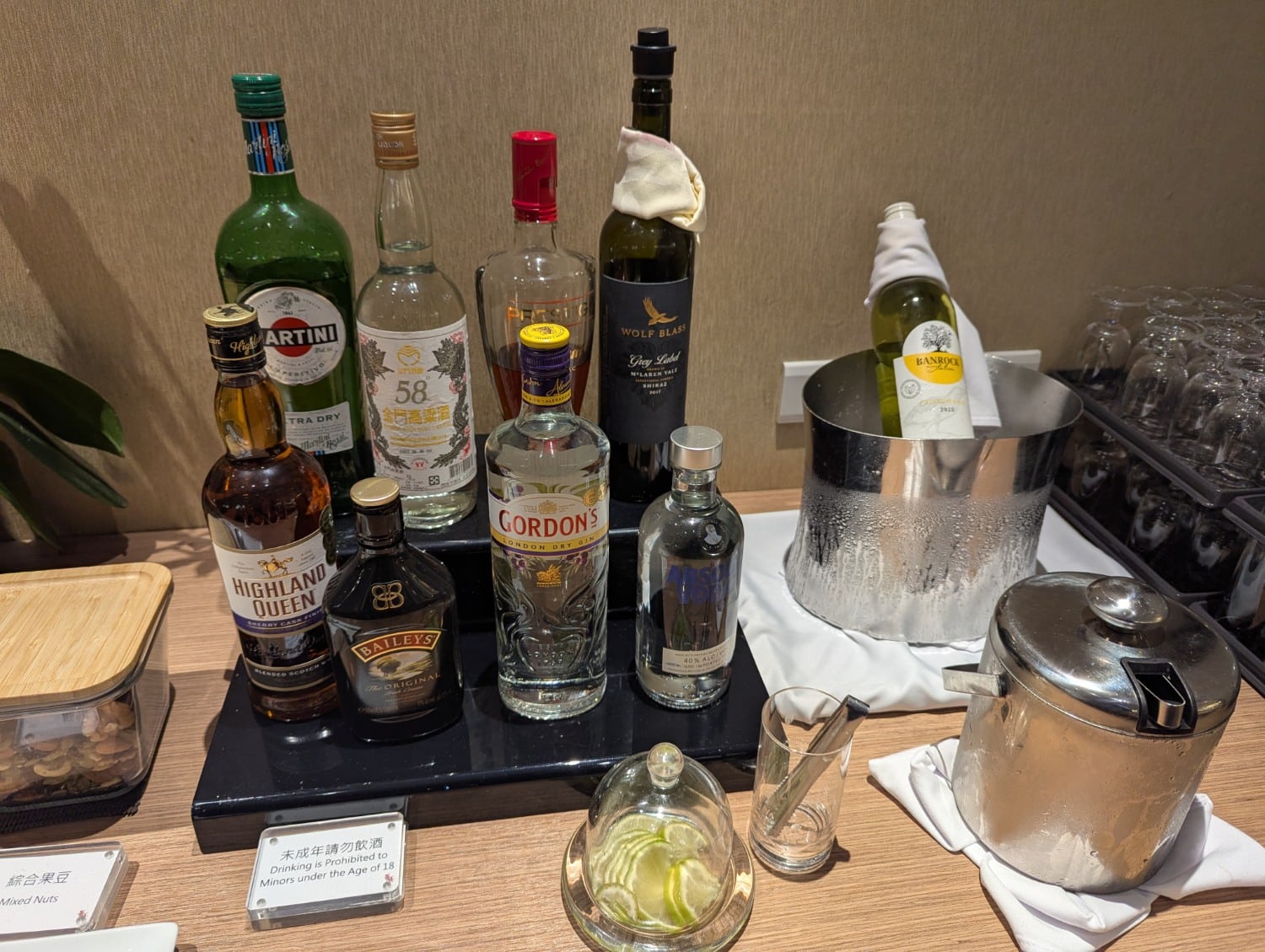 china airlines business class lounge taipei alcohol