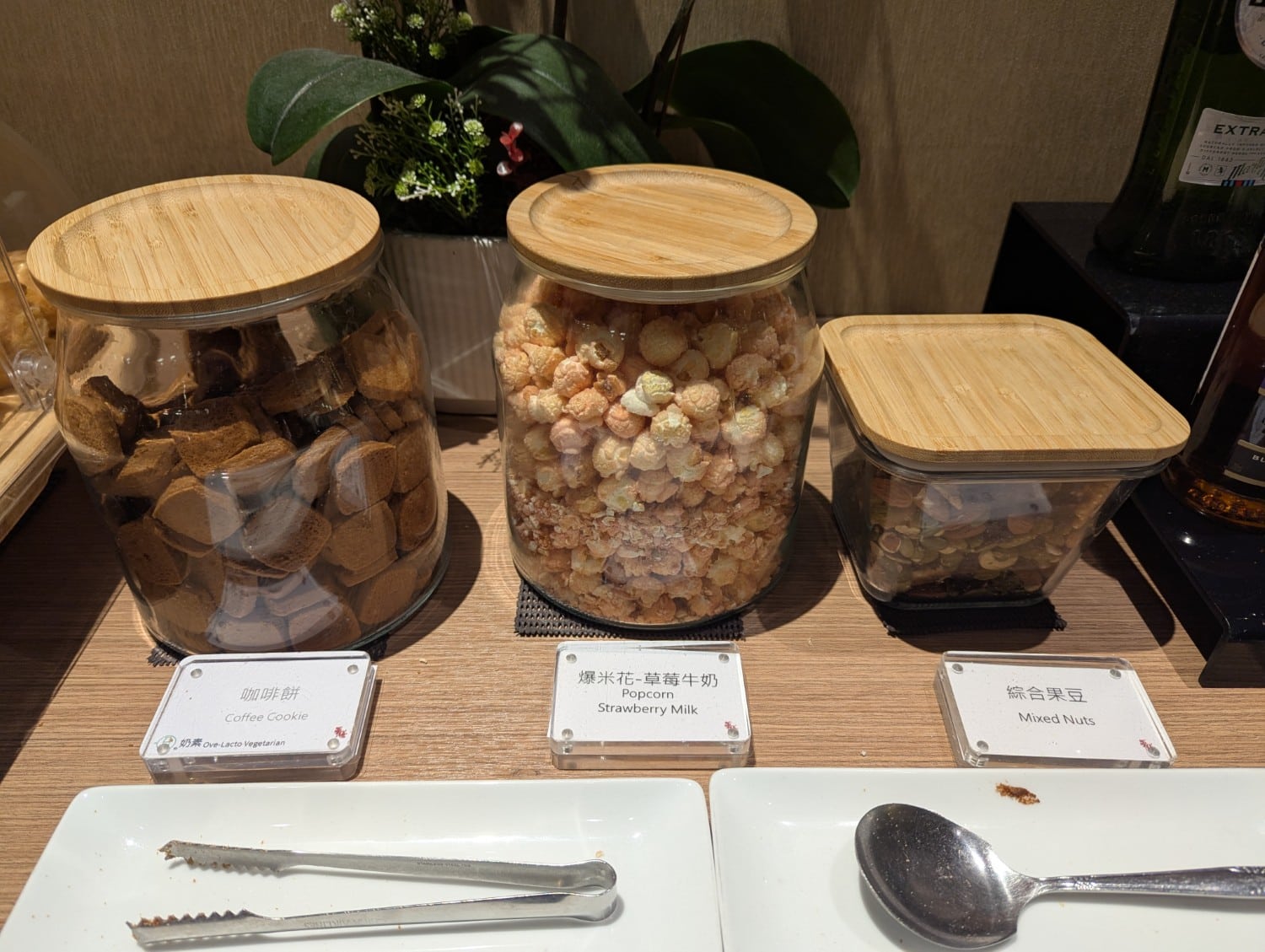 china airlines business class lounge taipei snacks