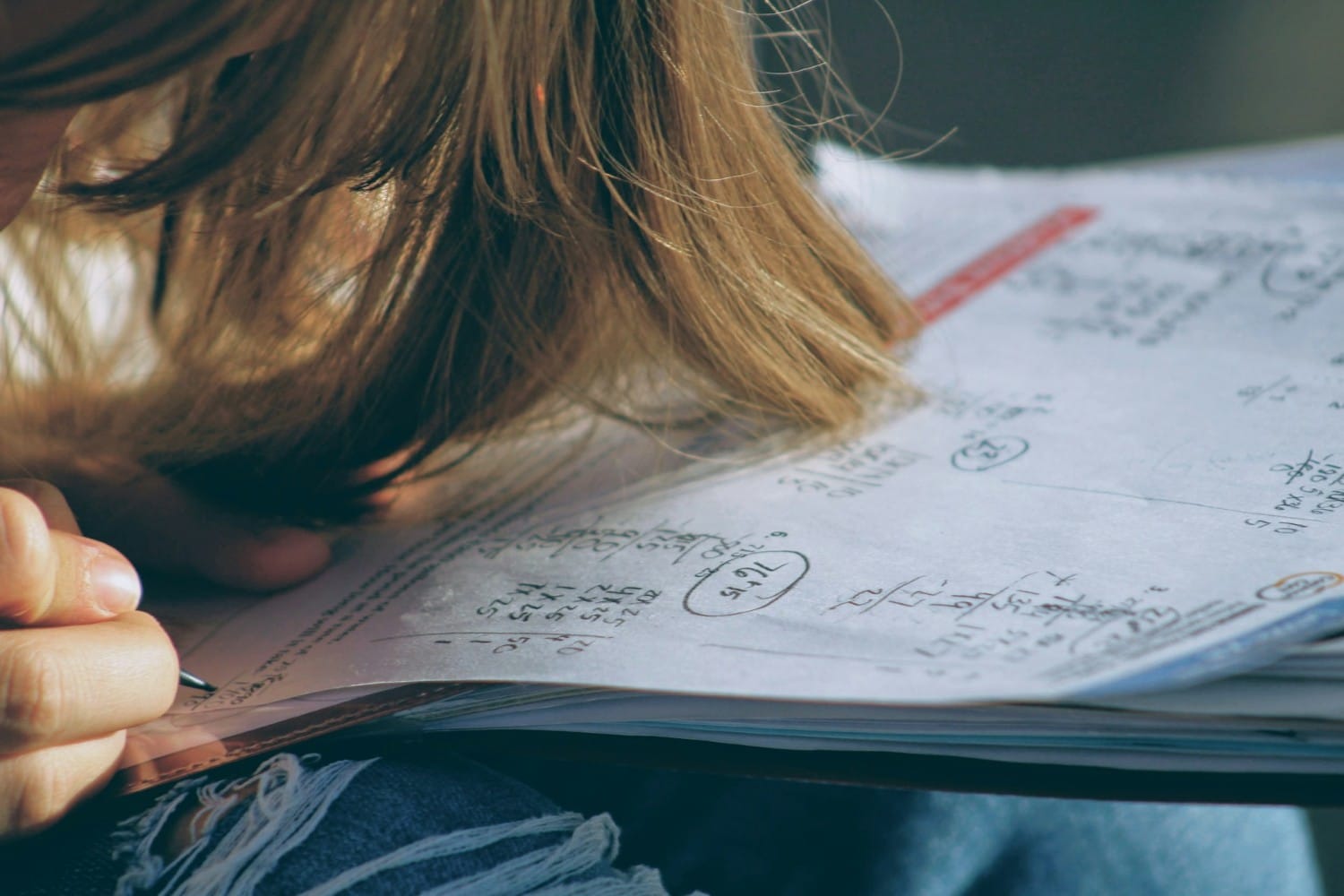 La personne qui effectue des mathématiques dans le cahier