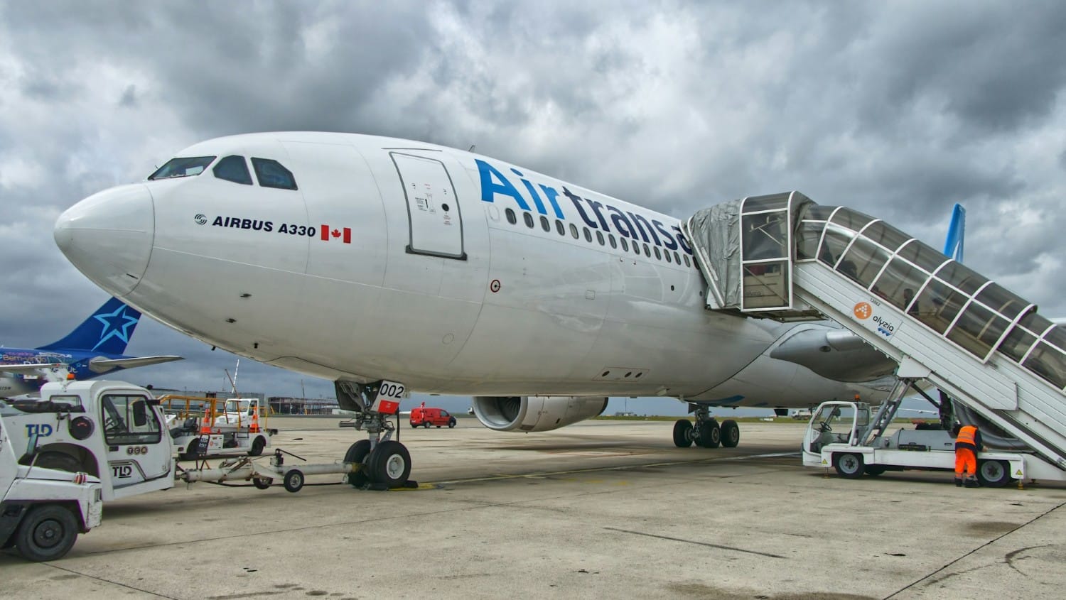 Avion trans de l'air sur la piste de l'aéroport