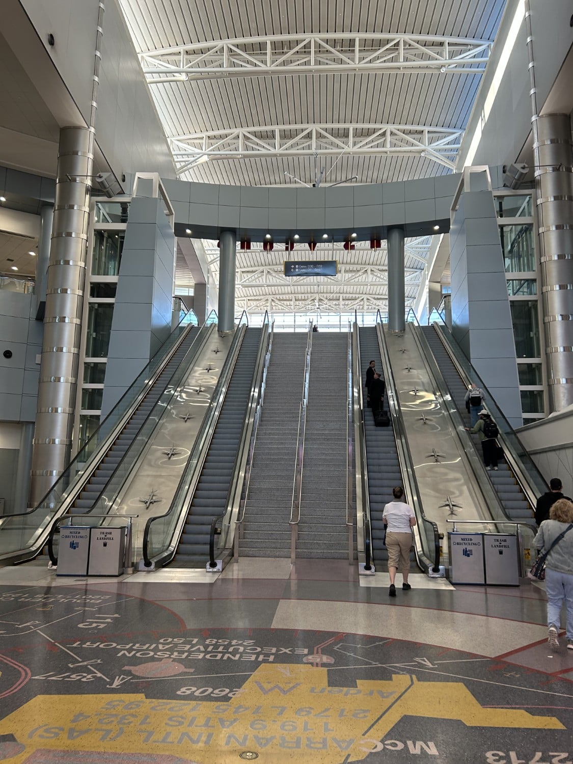 Escaliers mobiles à l'aéroport de Las Vegas