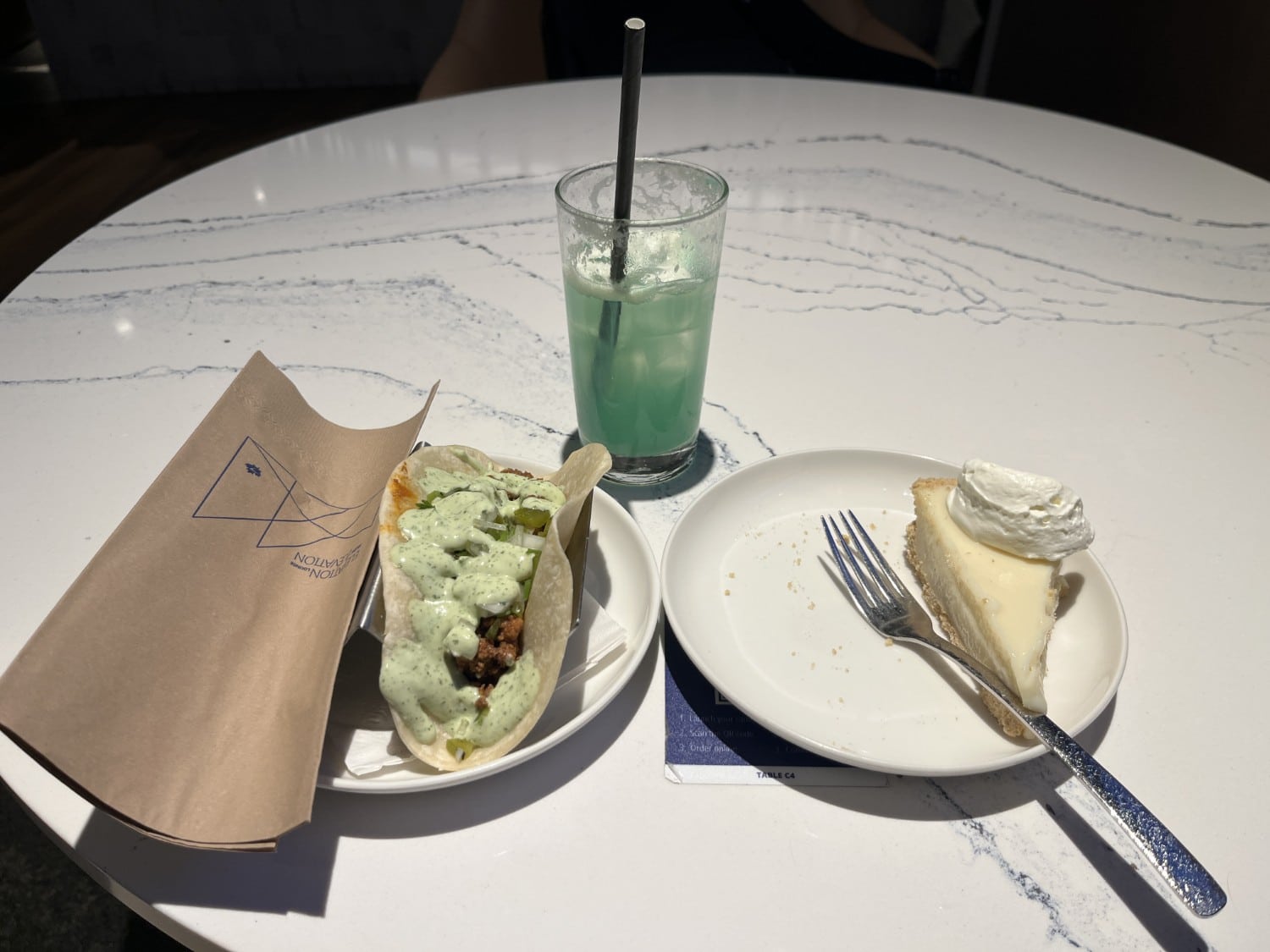 WestJet Lounge avec sandwichs au taco et à la tarte