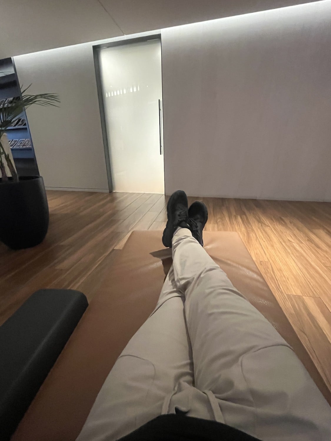 WestJet Elevation Lounge Daniel allongé à Lounger