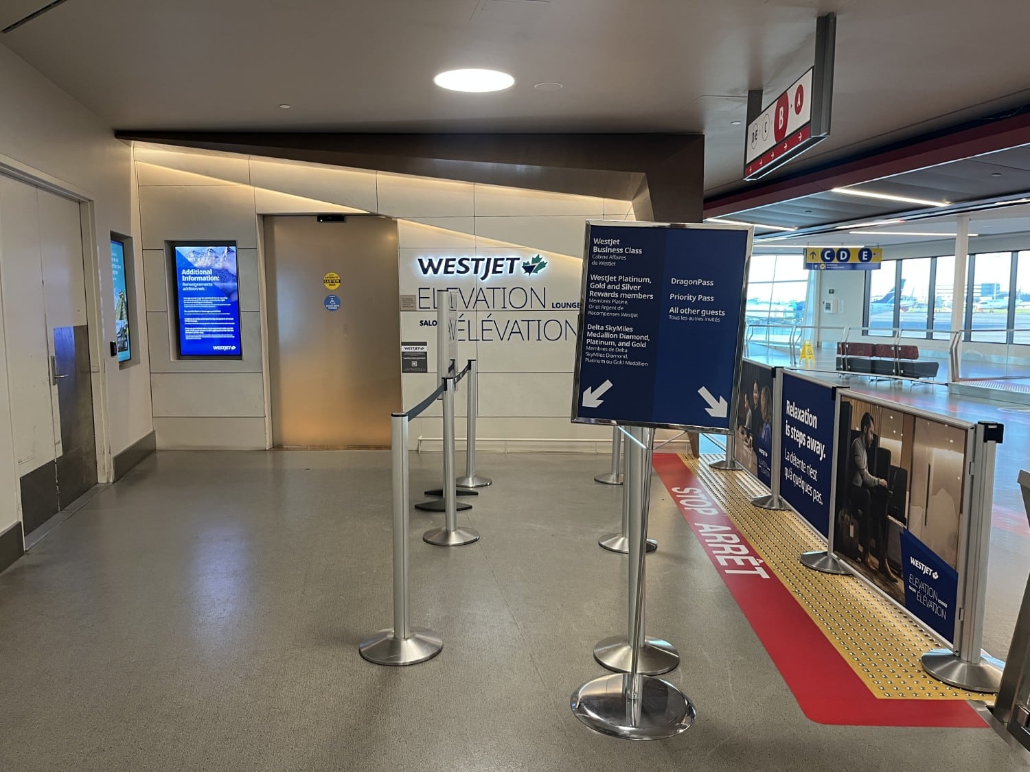 Entrée d'élévation de WestJet avec signes