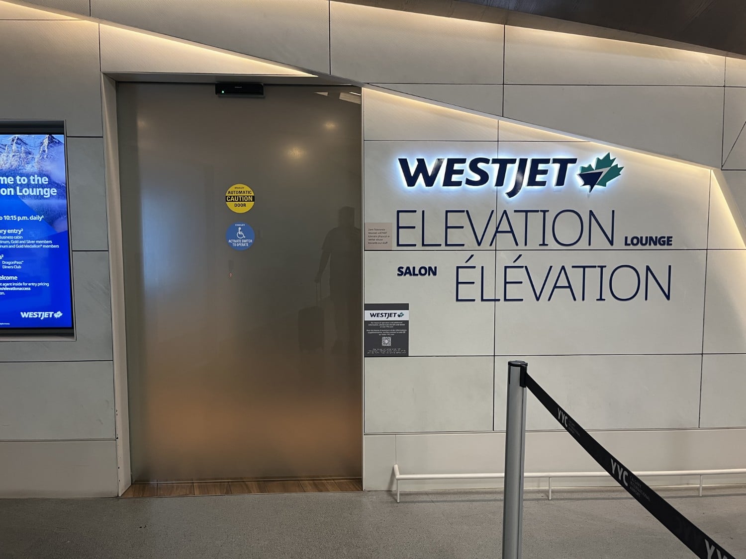 L'entrée externe à la hauteur de WestJet avec des signes