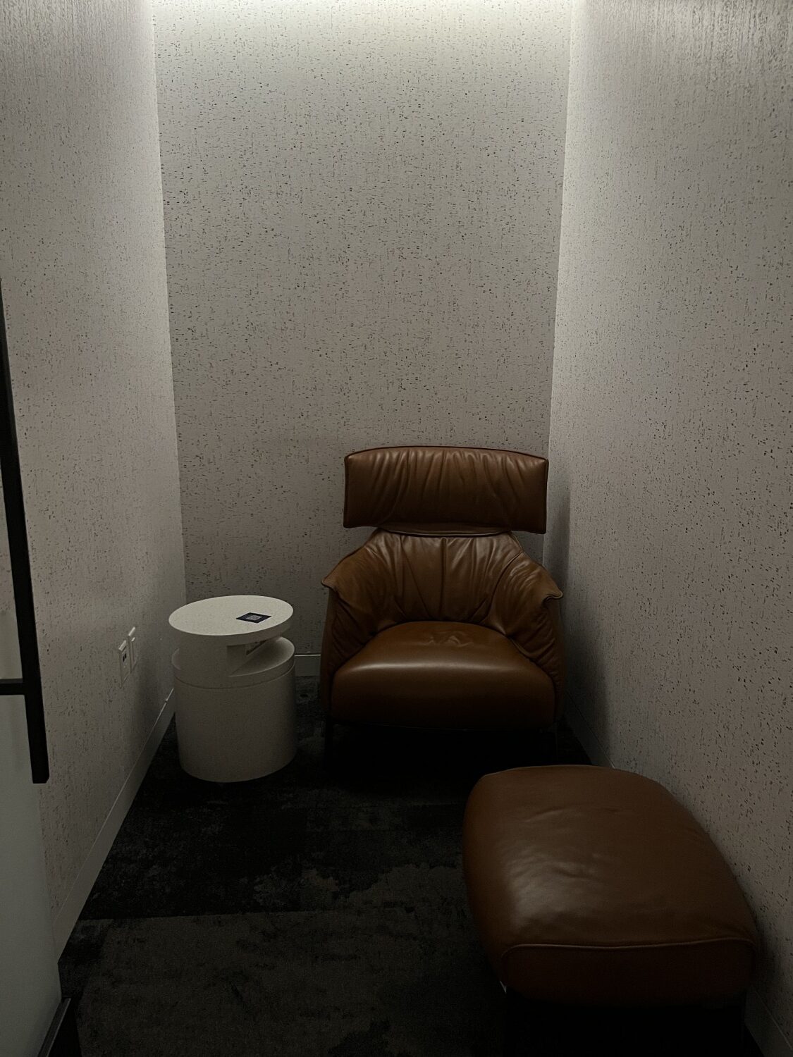 Salle de téléphone WestJet Lounge avec des lumières sombres