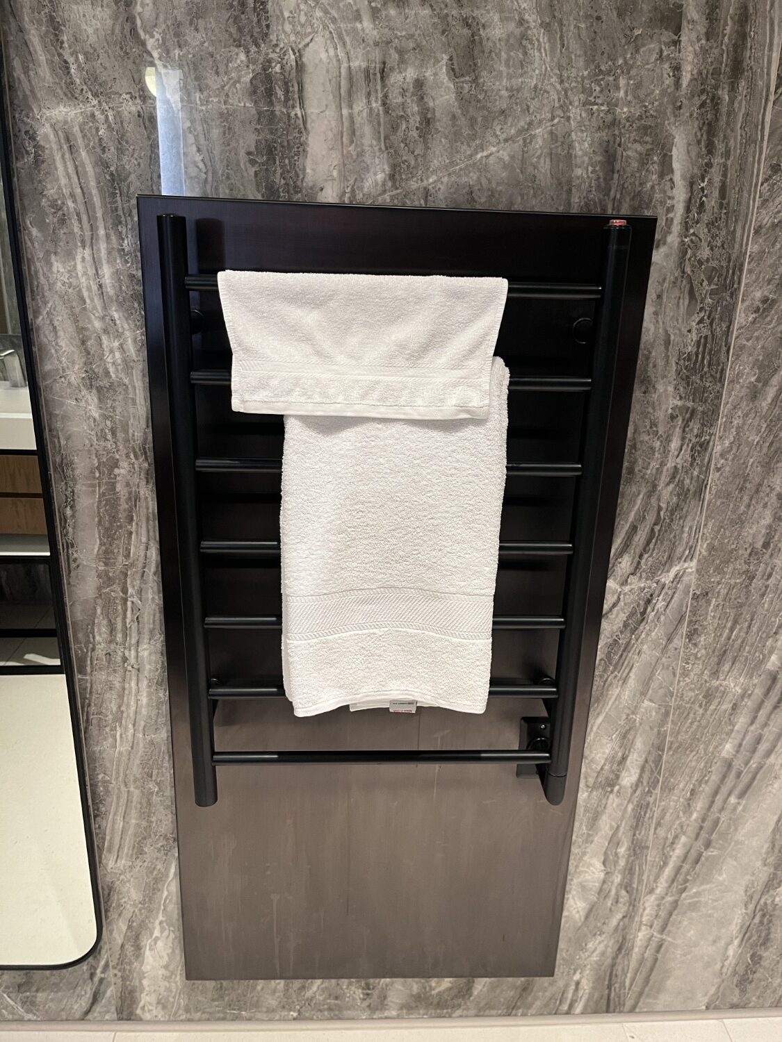 WestJet Lounge Hounge Heathing Shower Room
