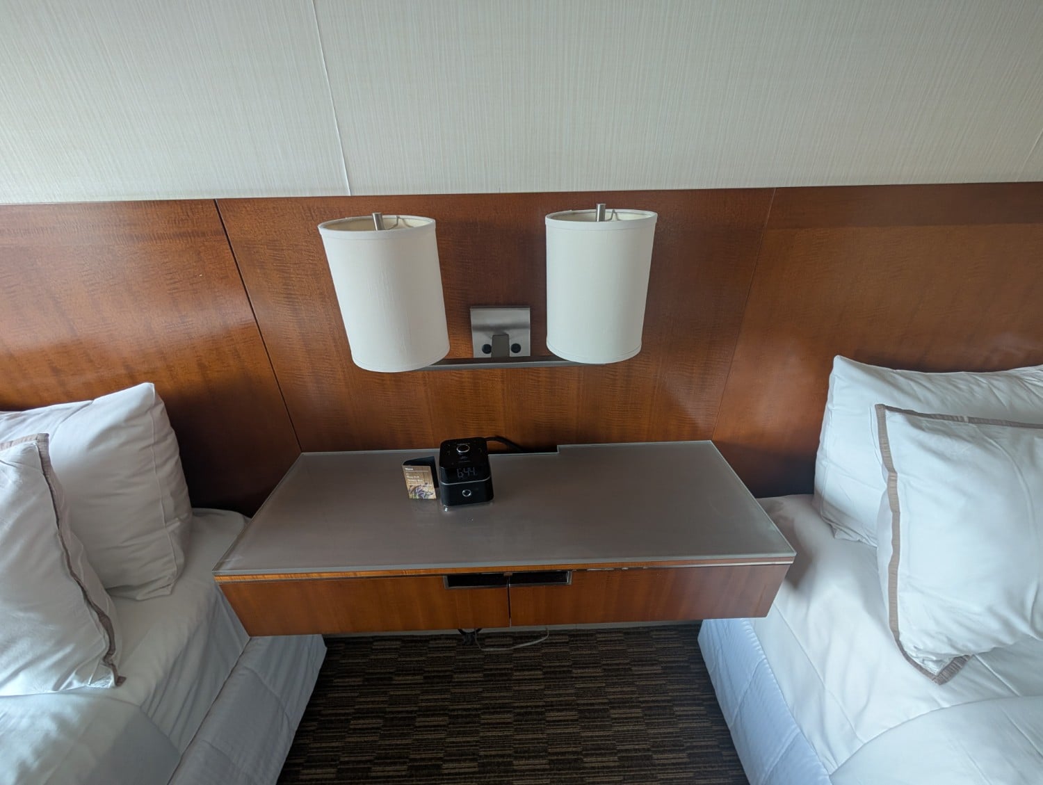 the westin ottawa 2 double bed room center nightstand