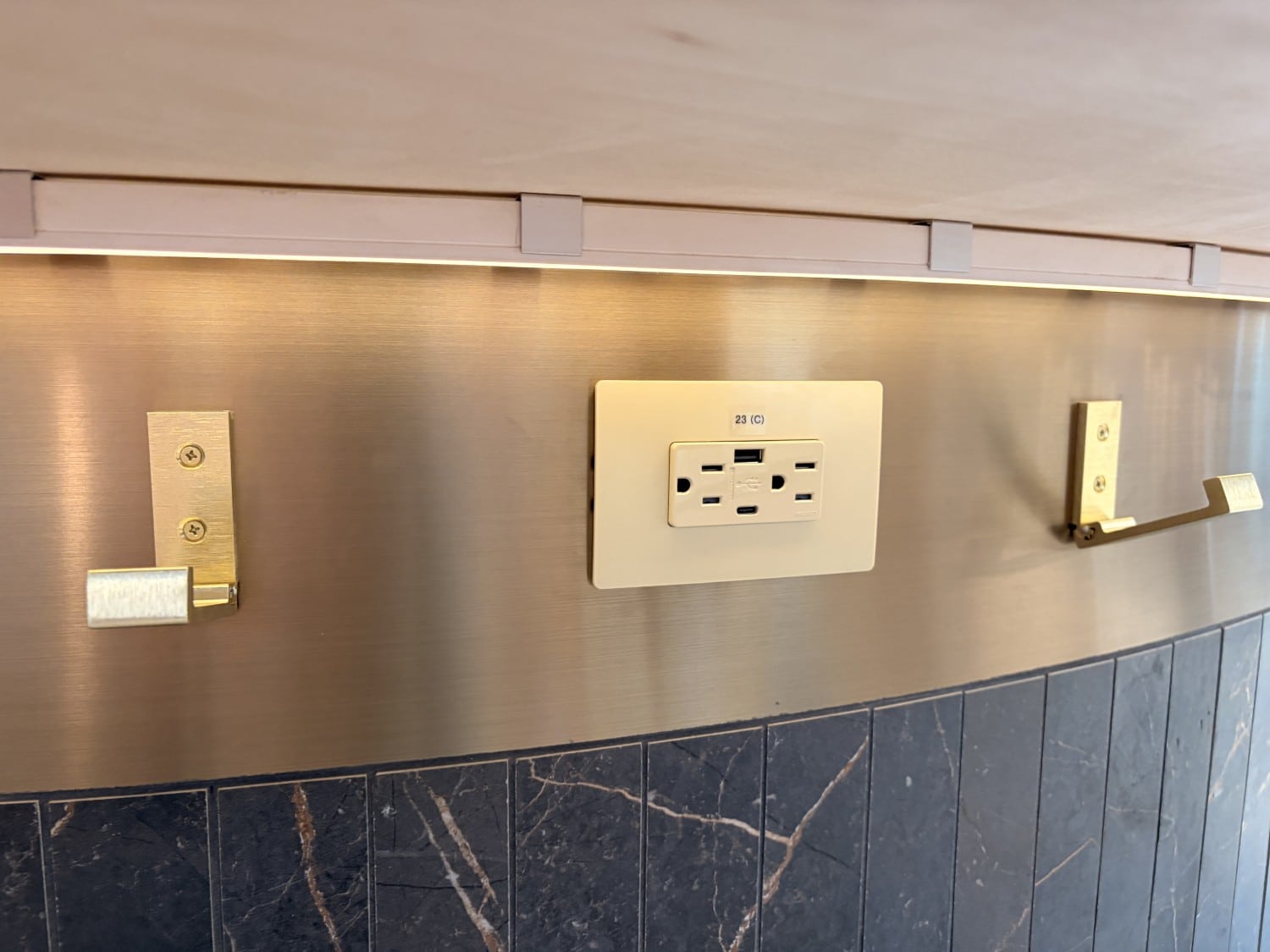 aspire amex lounge montreal yul charging options
