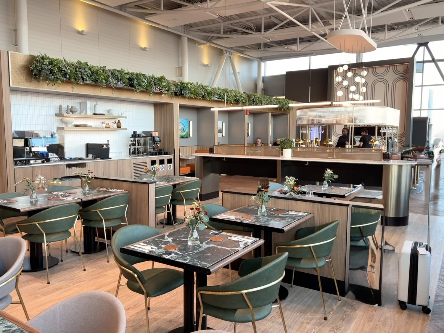 aspire amex lounge montreal yul dining tables seating