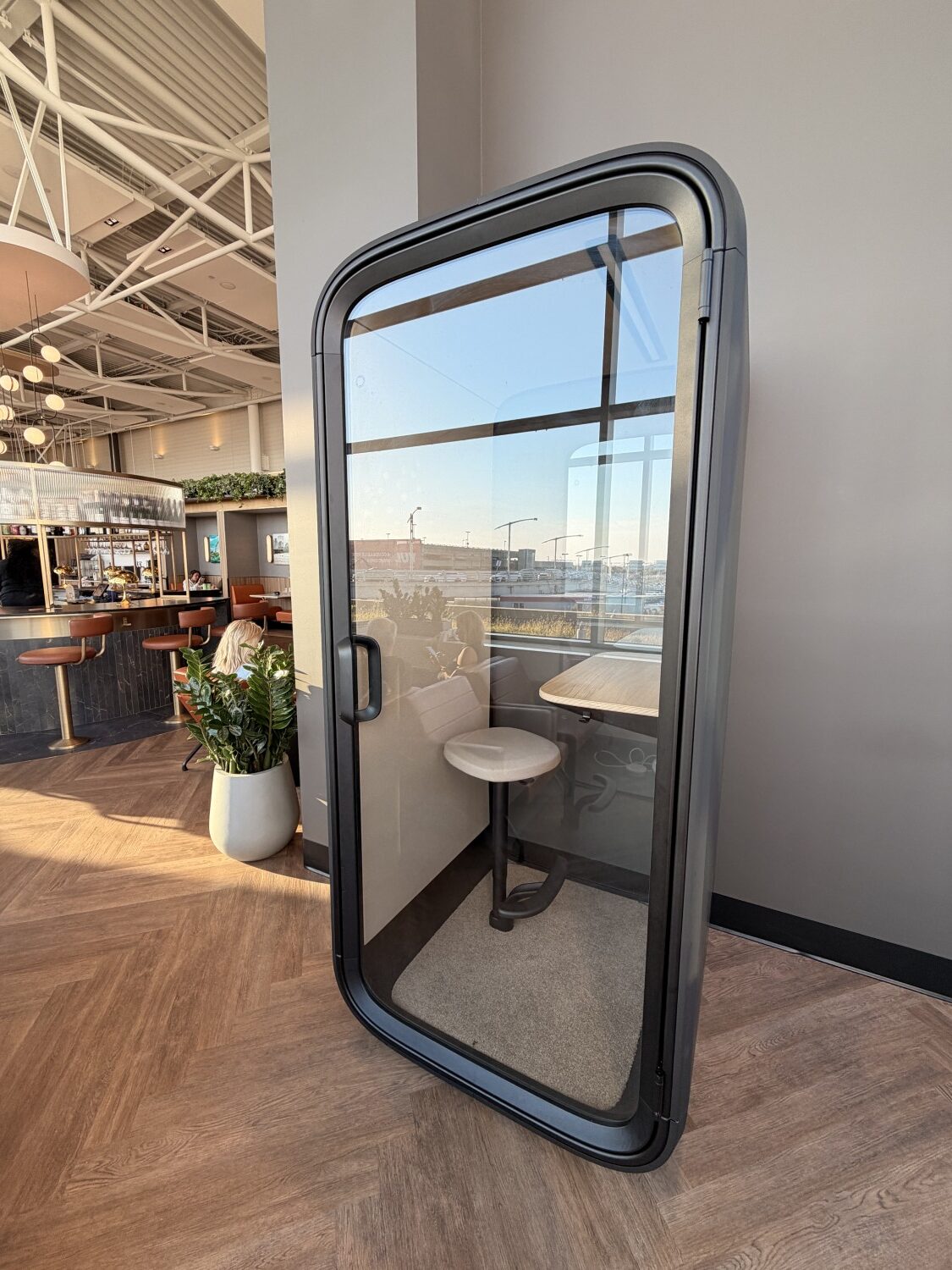 aspire amex lounge montreal yul phone room side view