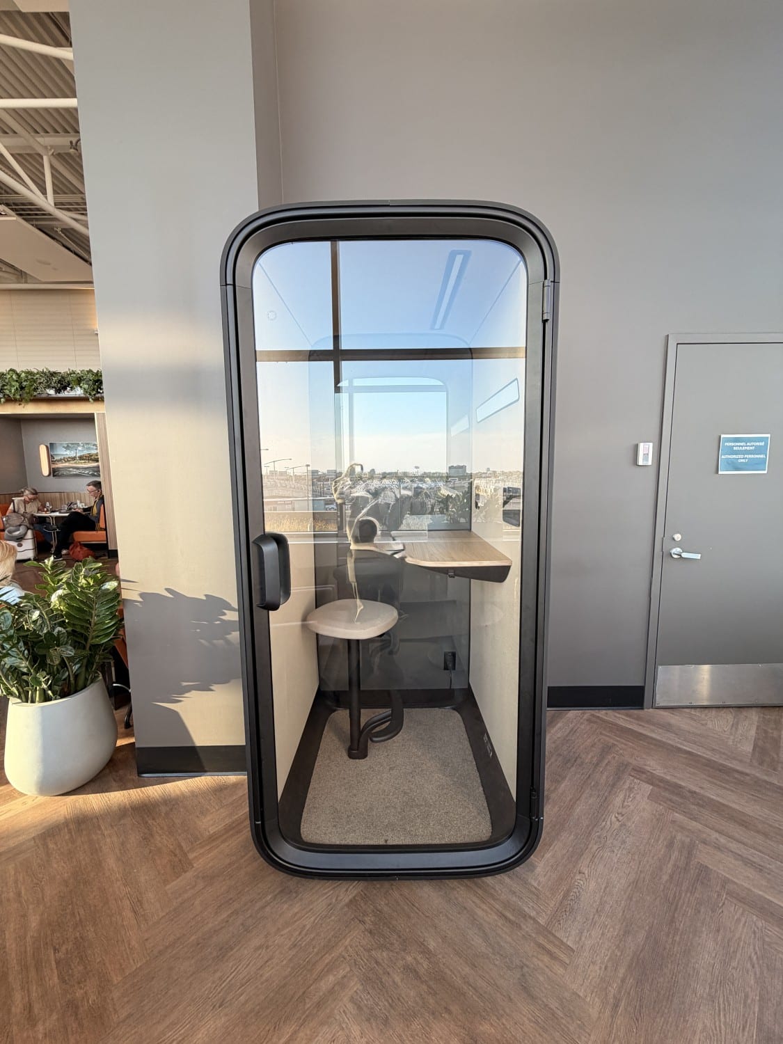 aspire amex lounge montreal yul phone room