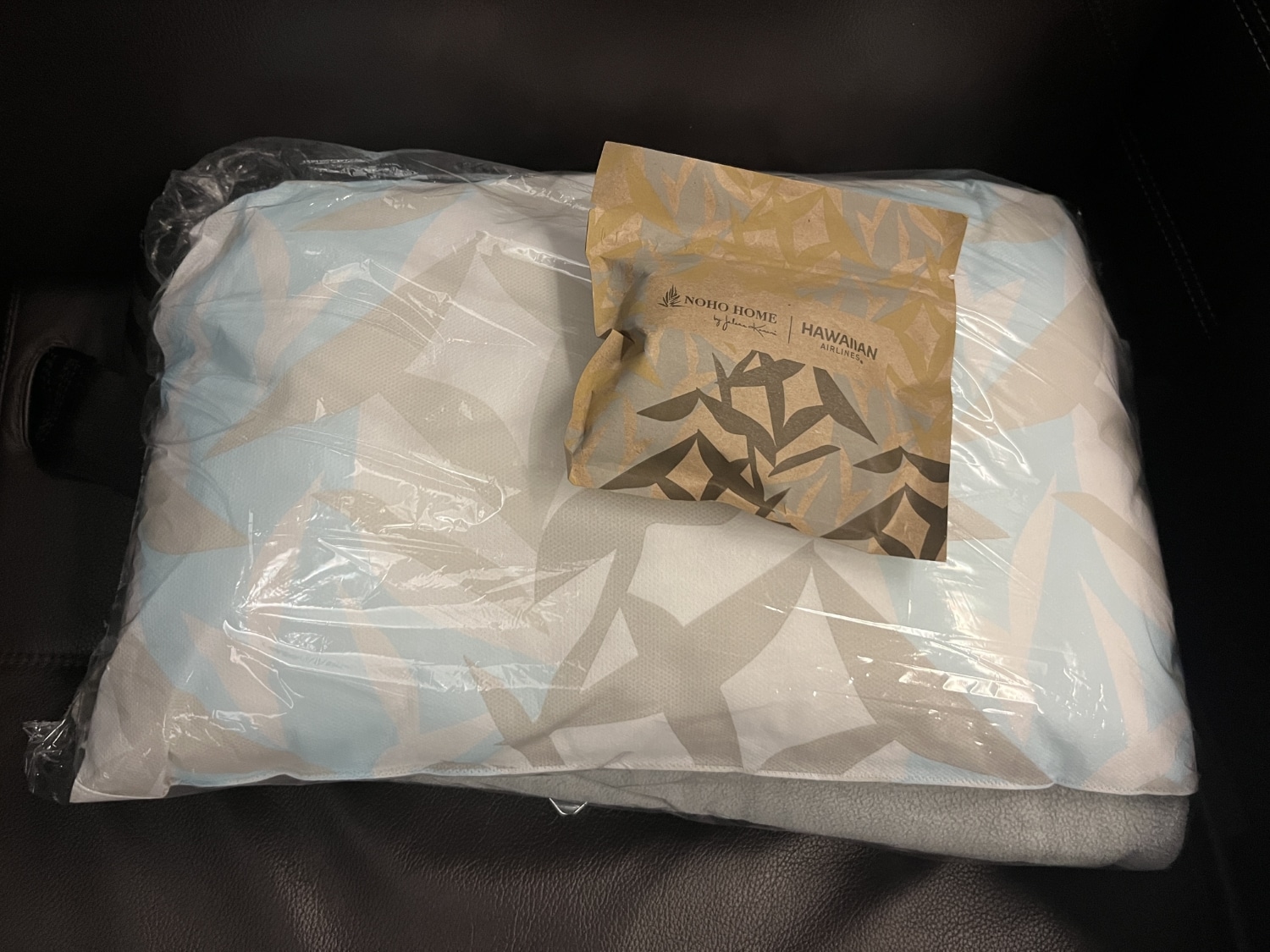 hawaiian airlines business class a330 bedding and amenity kit