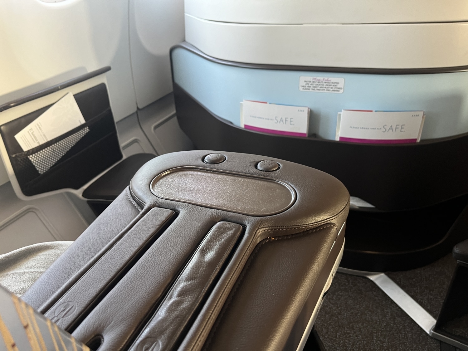 hawaiian airlines business class a330 center console between seats