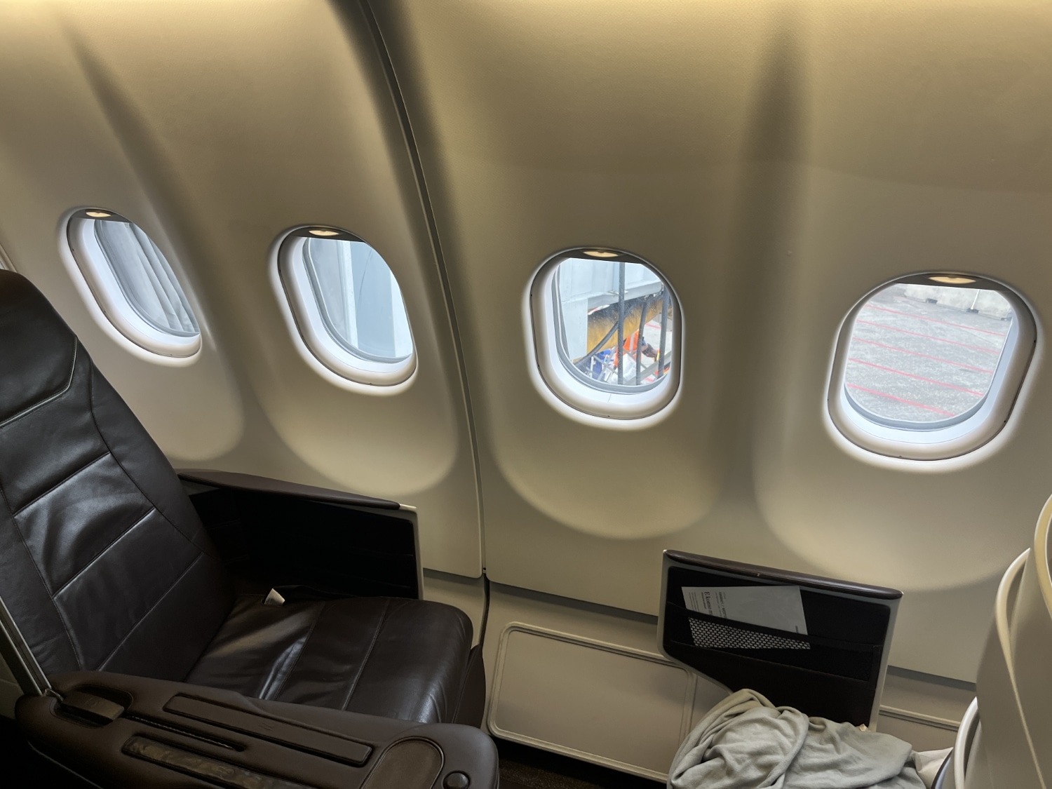 hawaiian airlines business class a330 four windows at seat