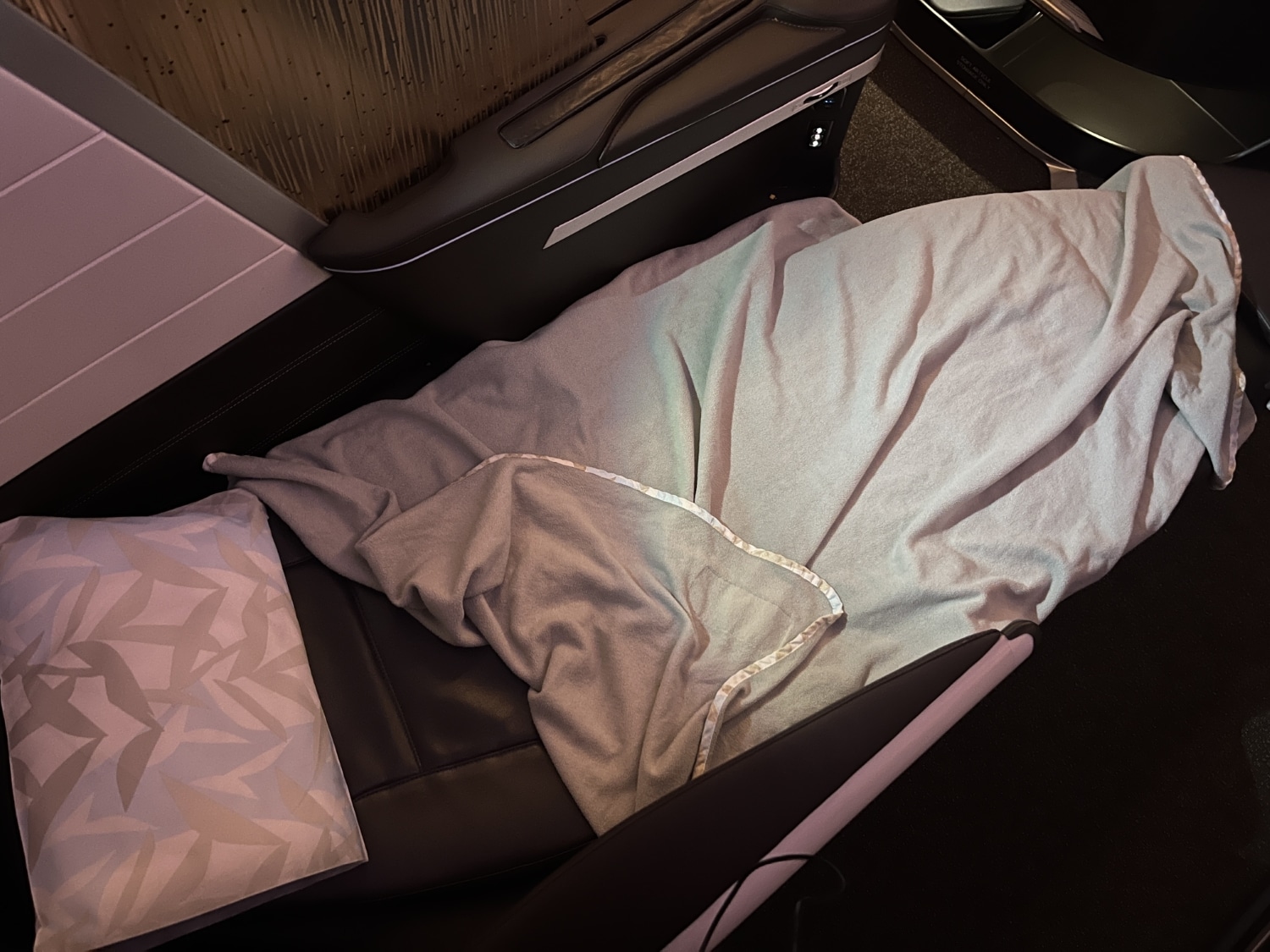 hawaiian airlines business class a330 lie flat bed 2