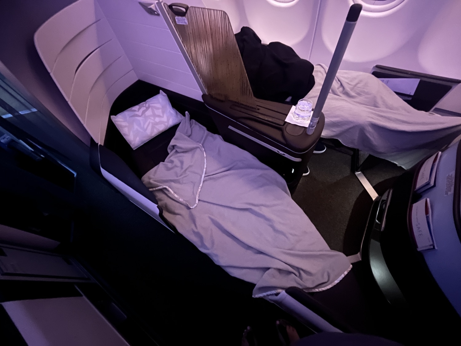hawaiian airlines business class a330 lie flat bed 3