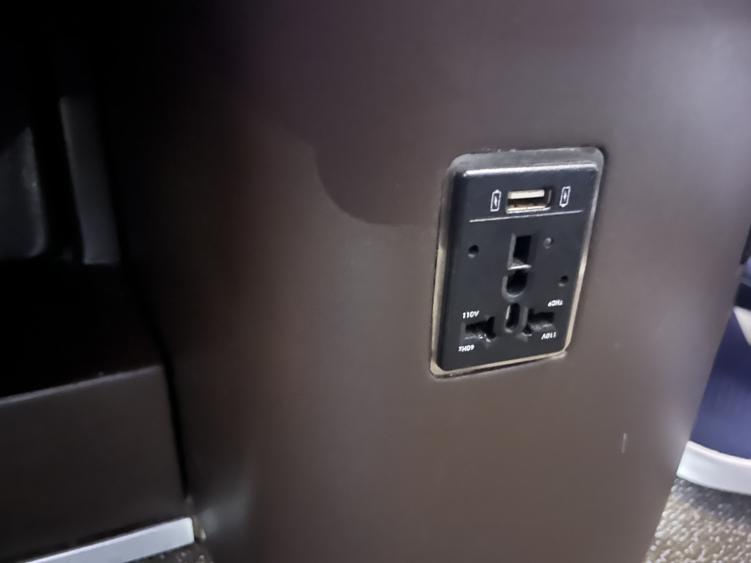 hawaiian airlines business class a330 power plug