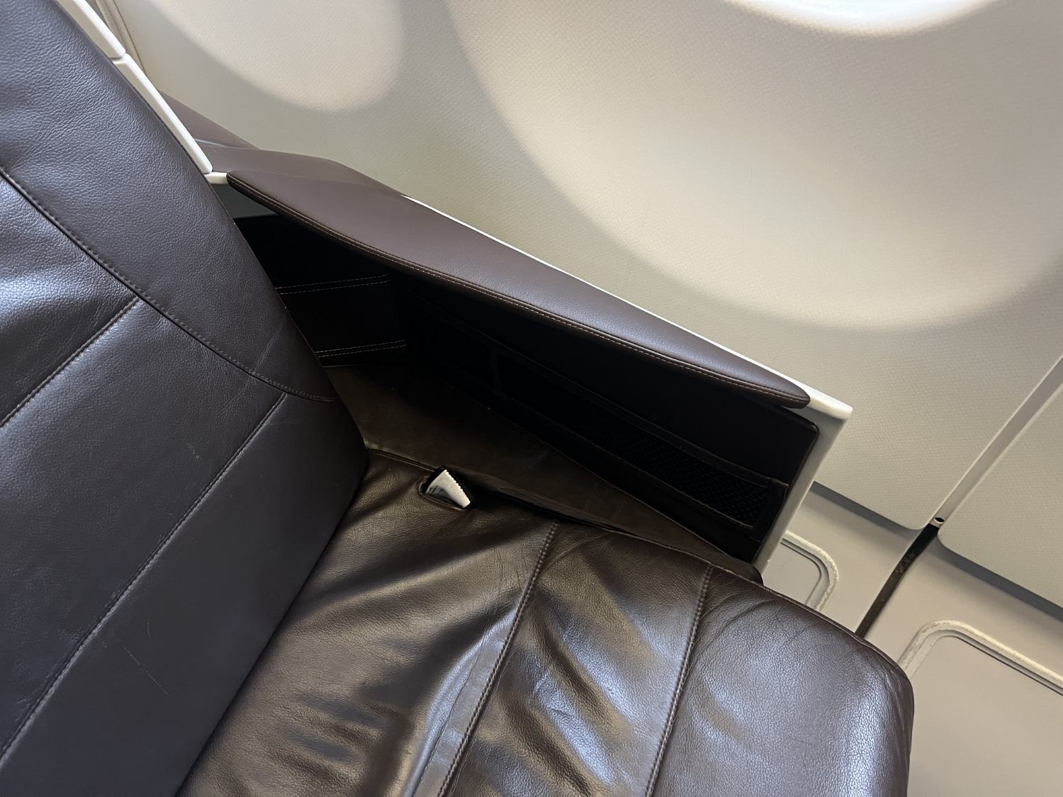 hawaiian airlines business class a330 seat left armrest