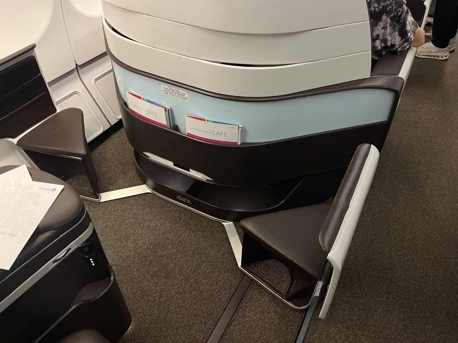 hawaiian airlines business class a330 storage space and footwell
