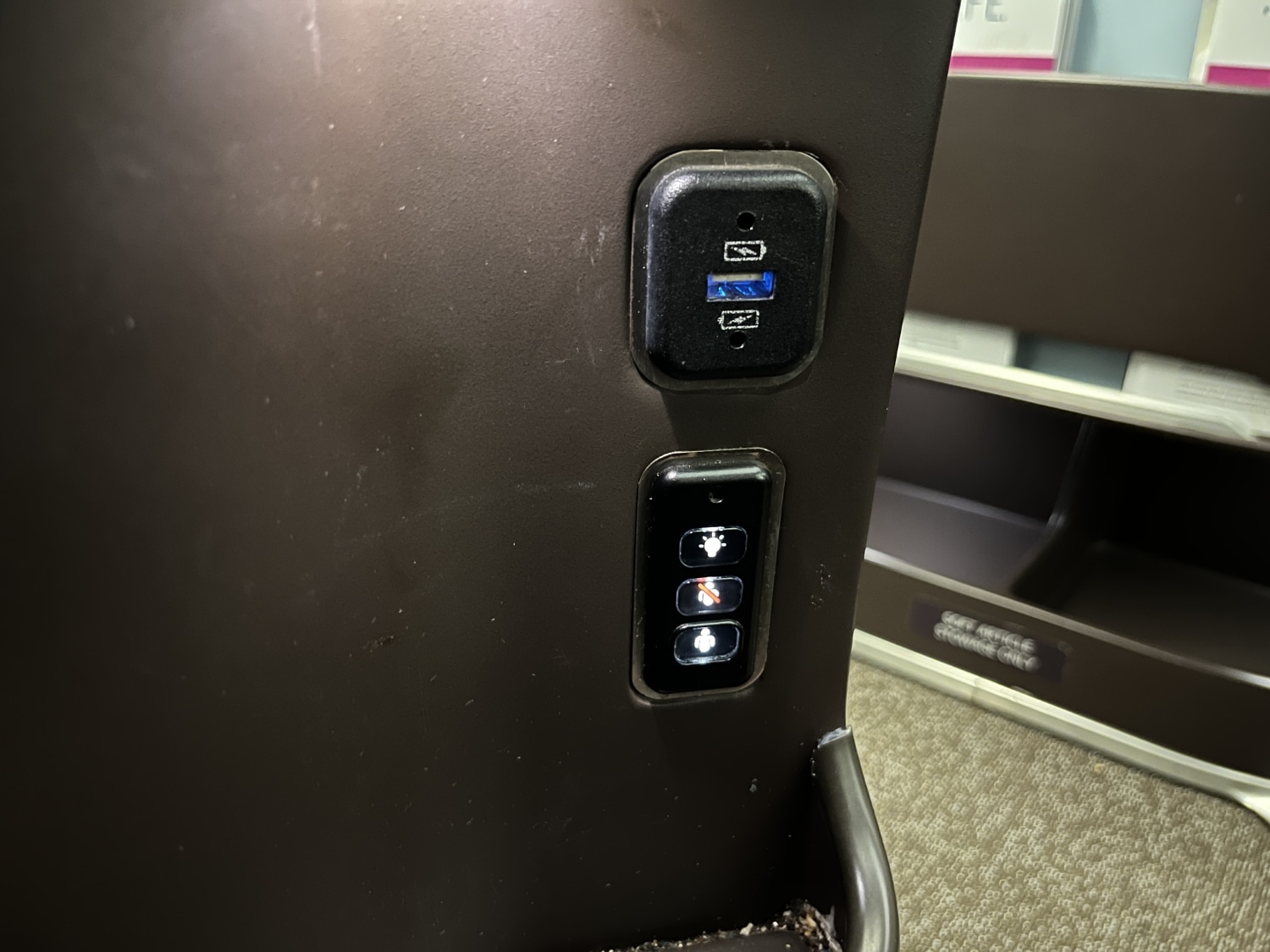 hawaiian airlines business class a330 usb plug and controls