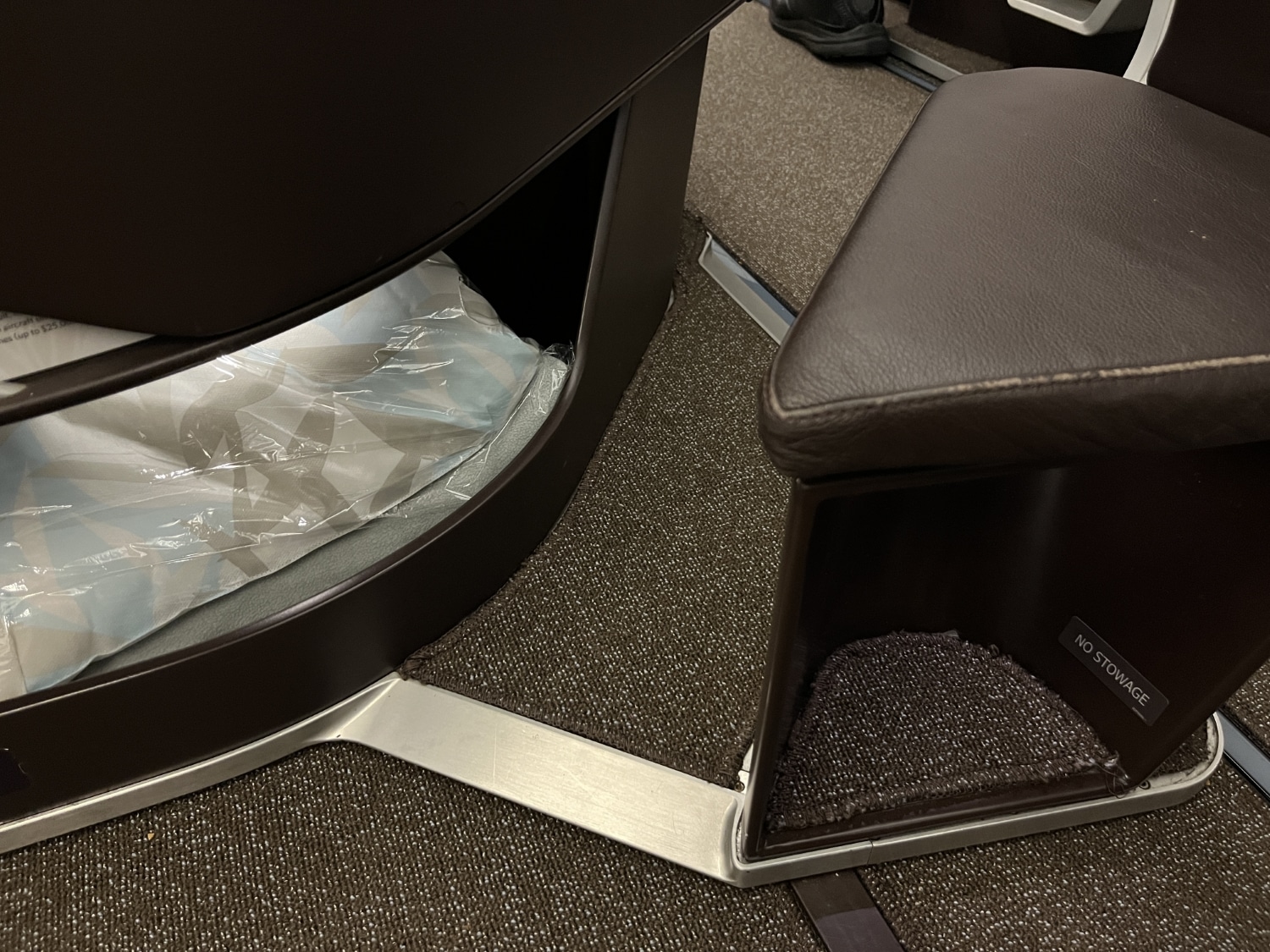 hawaiian airlines business class a330 walkway to aisle