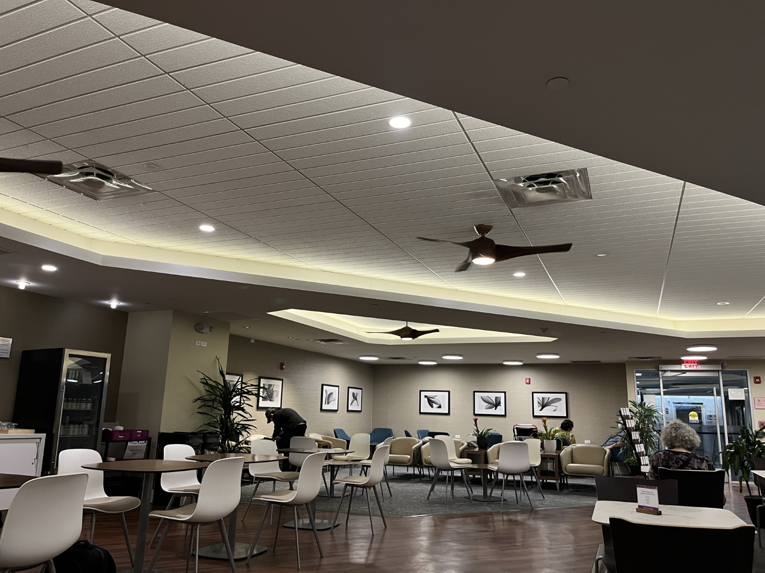 hawaiian airlines plumeria lounge seating 2