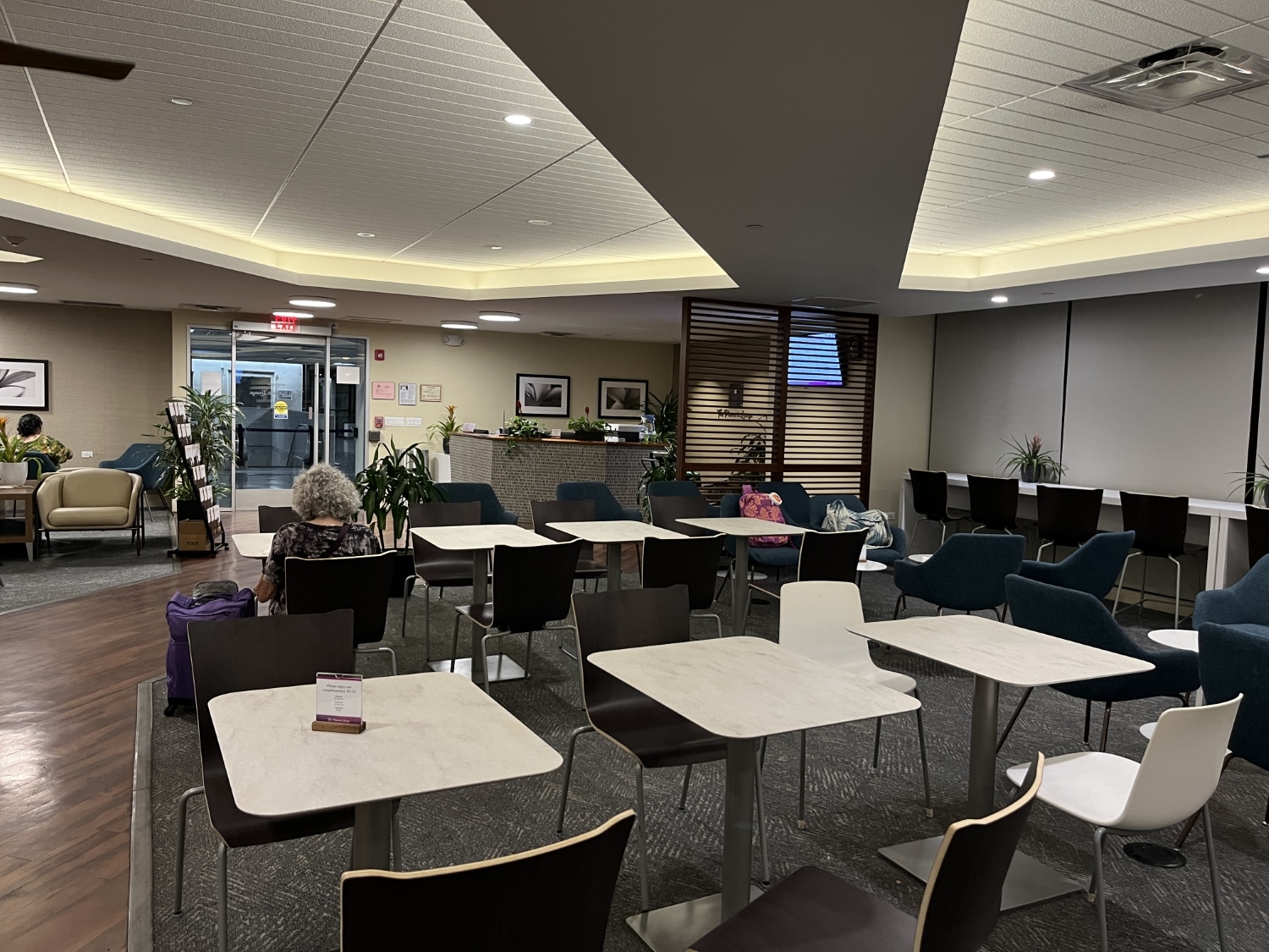 hawaiian airlines plumeria lounge seating 3