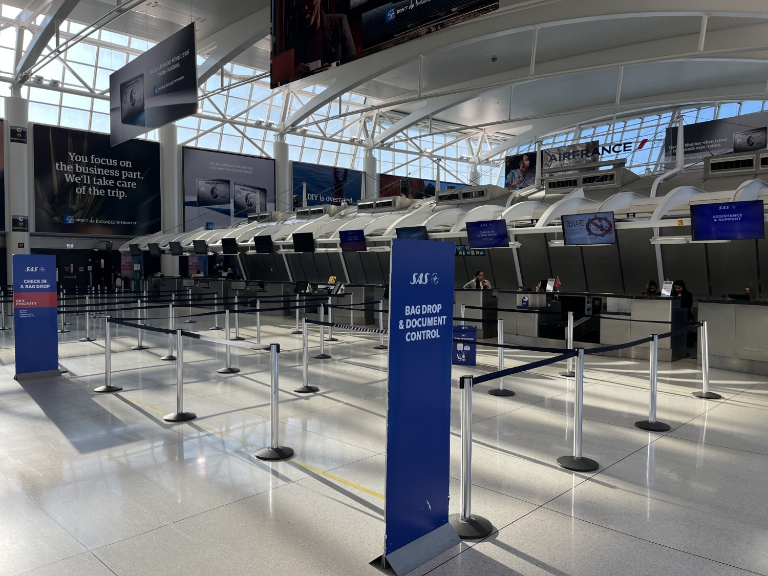 sas check-in area at jfk airport