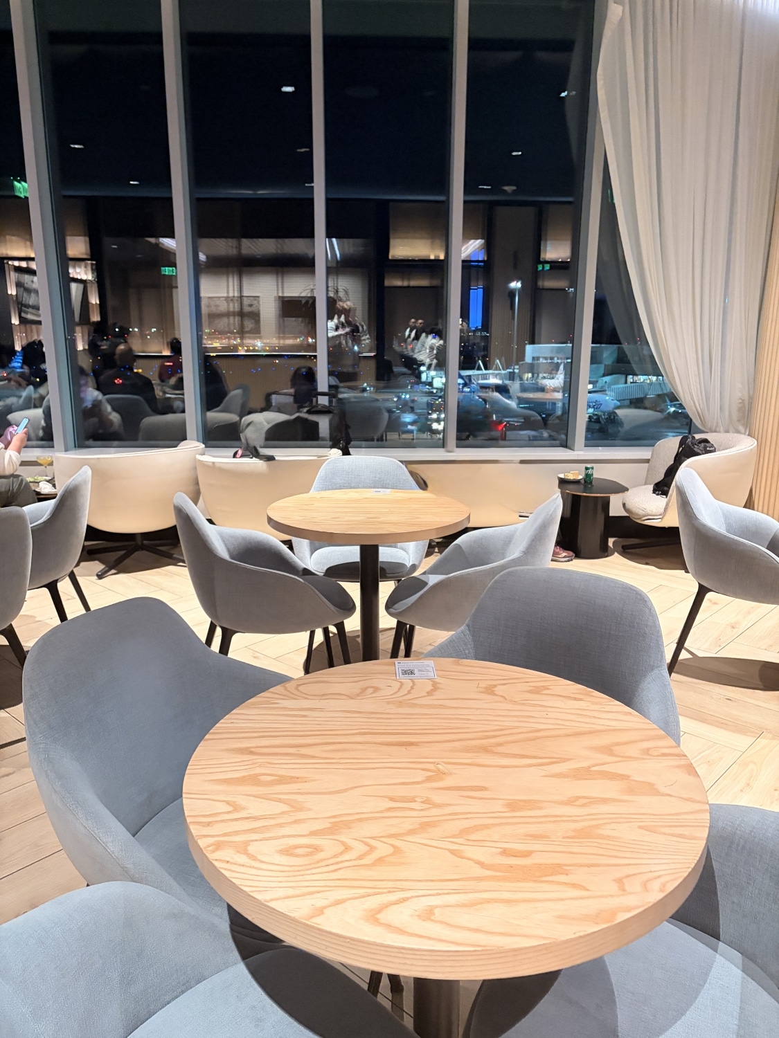 chase sapphire lounge boston airport round table seating