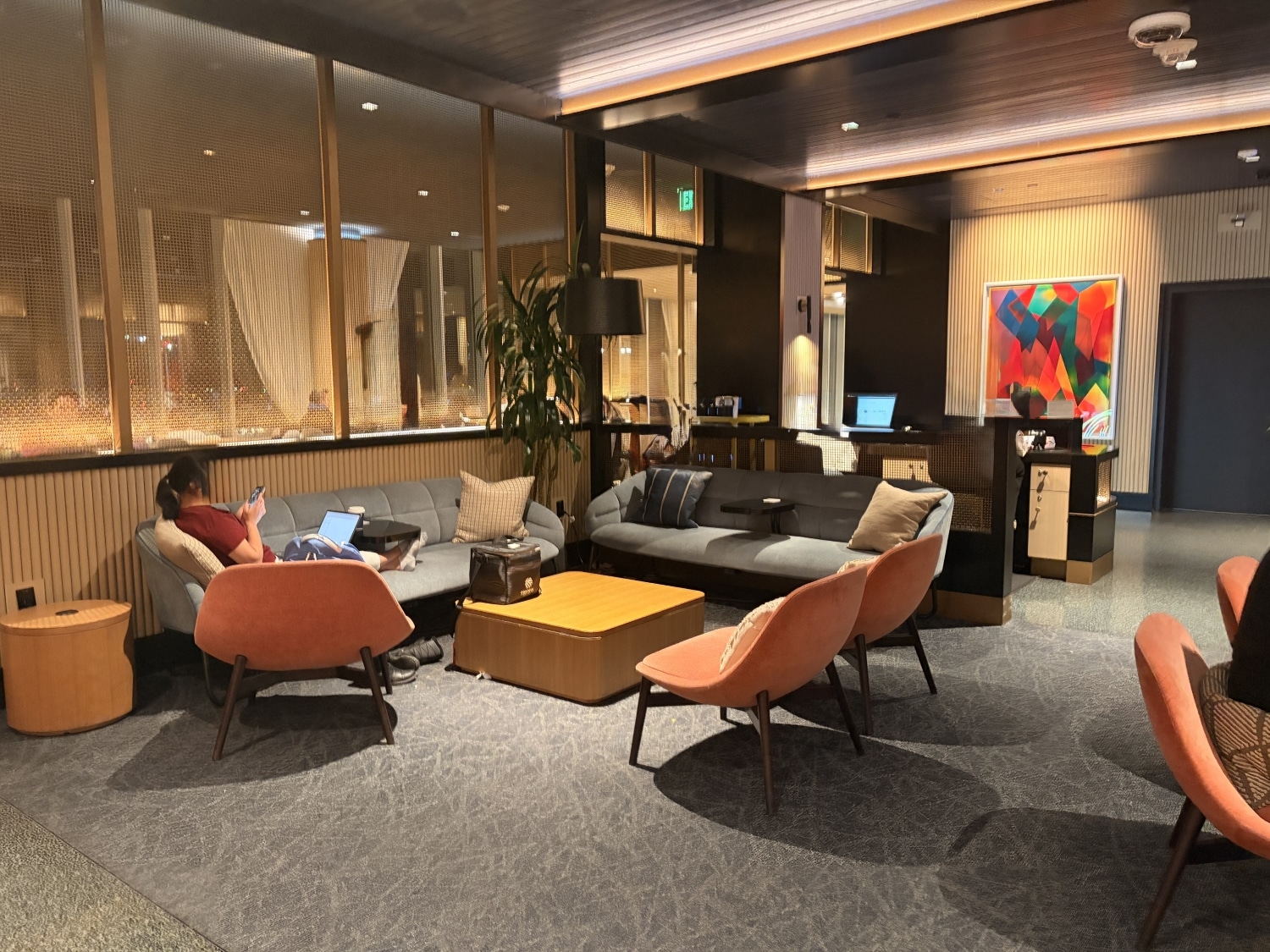 chase sapphire lounge boston airport seating 1