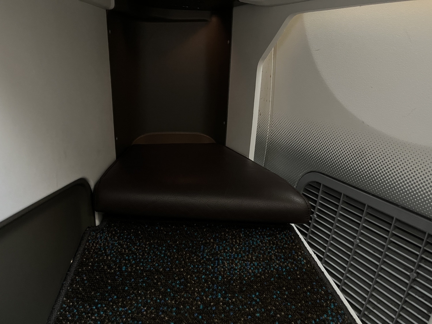 hawaiian airlines first class leihoku suite footwell