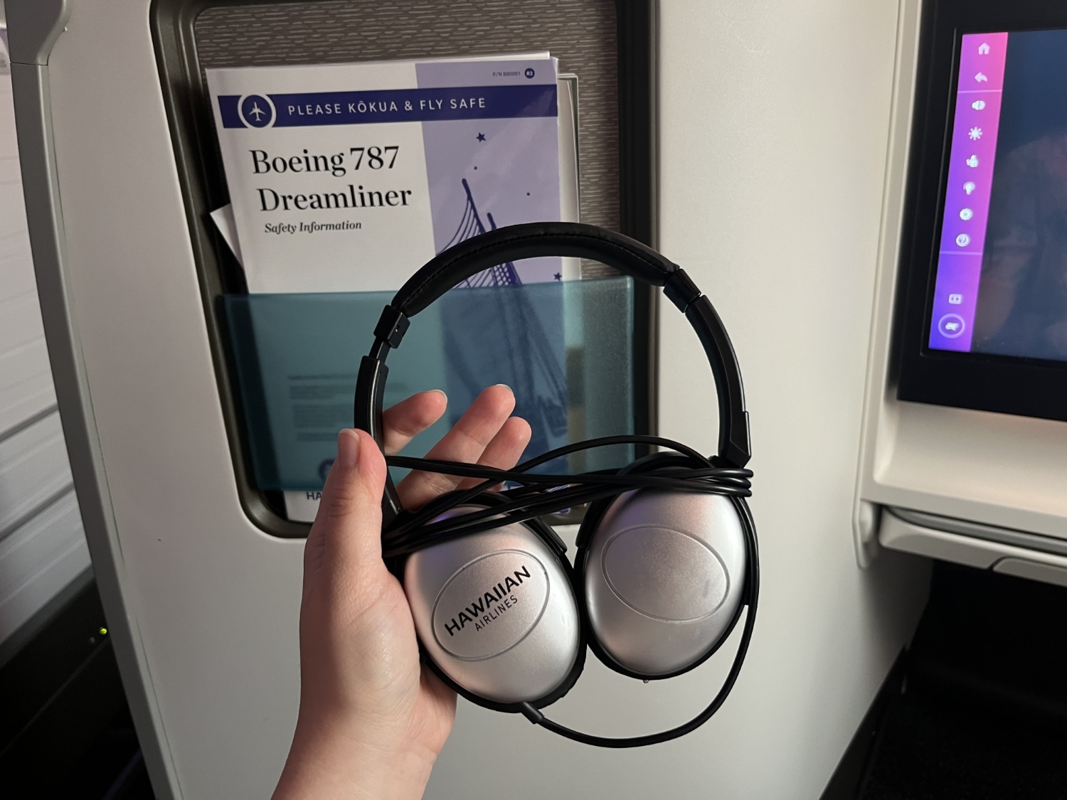 hawaiian airlines first class leihoku suite headphones