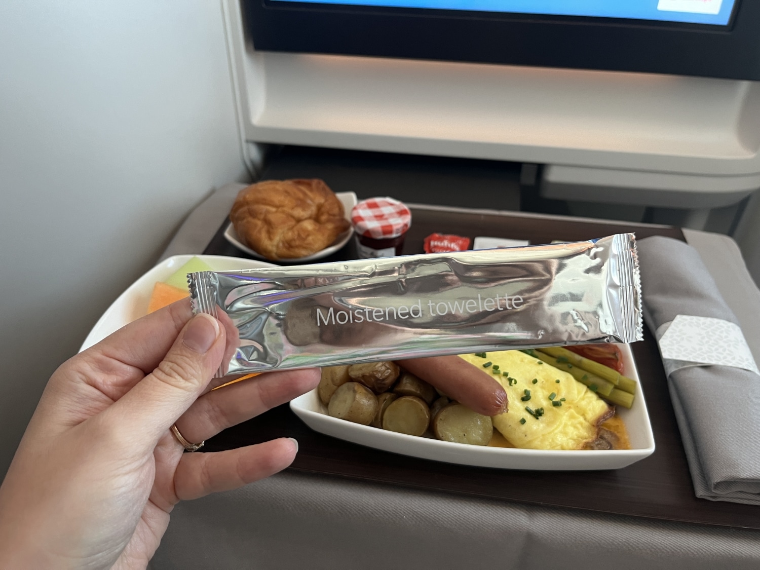 hawaiian airlines first class leihoku suite moistened towlette