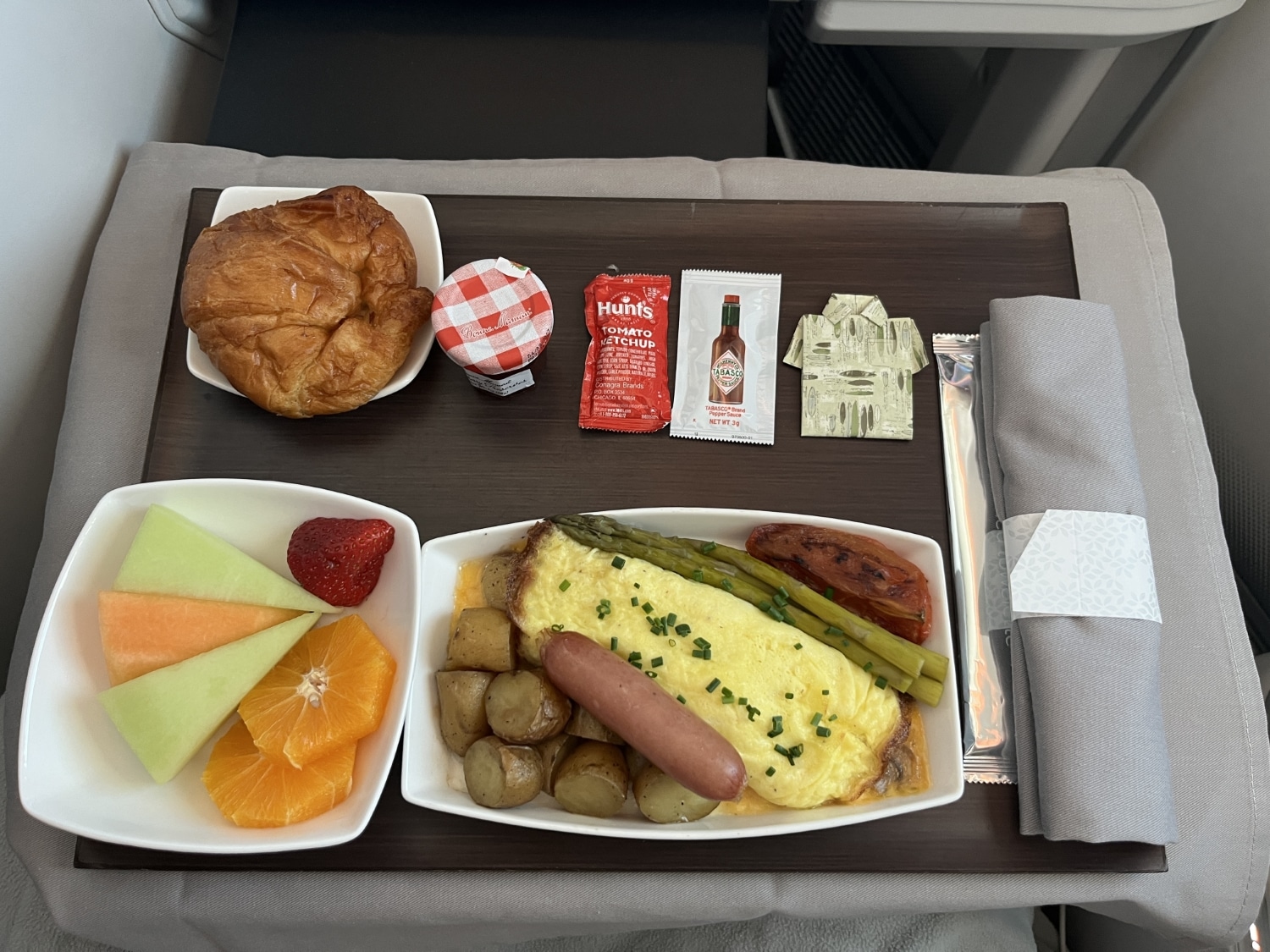 hawaiian airlines first class leihoku suite omelet breakfast plated