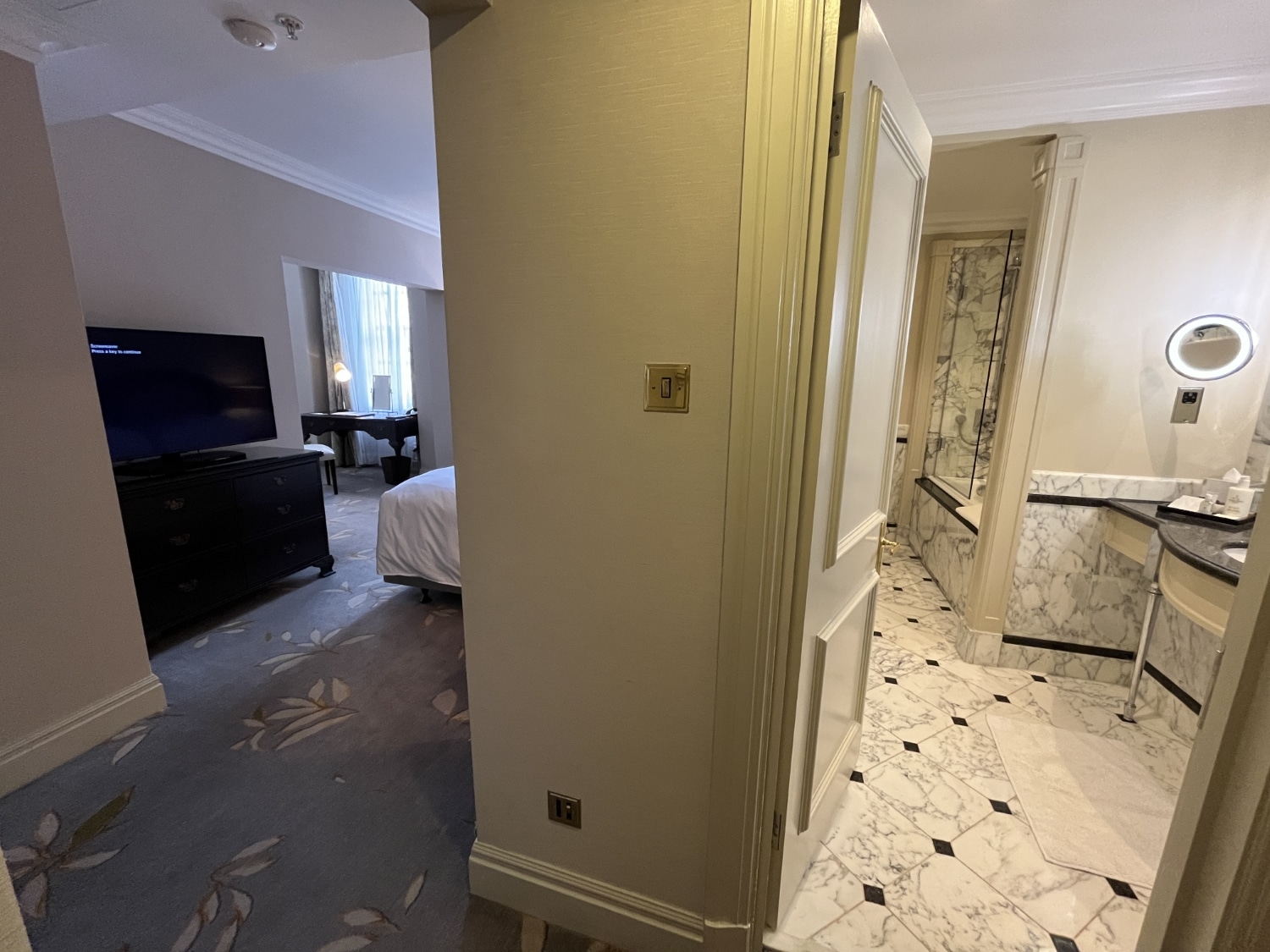 jw marriott grosvenor house london deluxe suite entryway