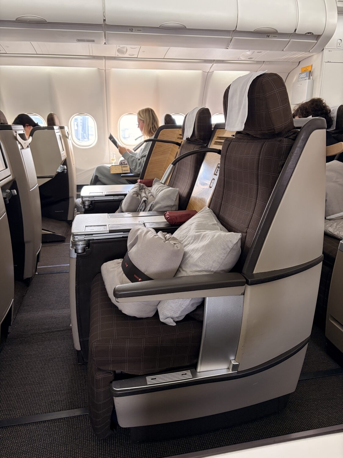 swiss business class a330 middle seats side-view