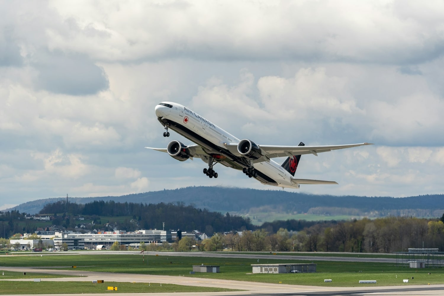 air canada plane taking off