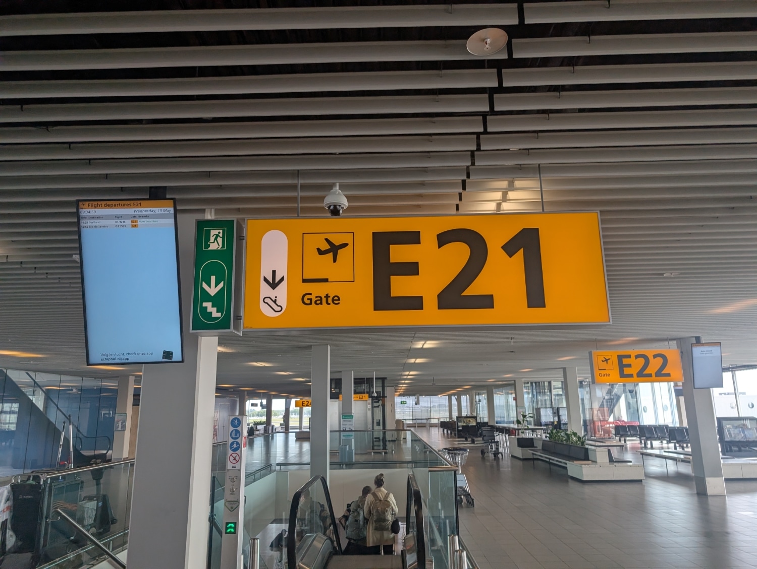 amsterdam airport e-21 gate signage with escalator