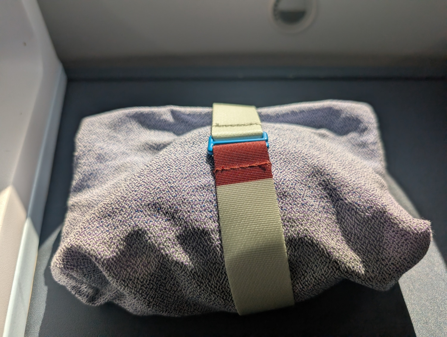klm business class 787-10 amenity kit clasp