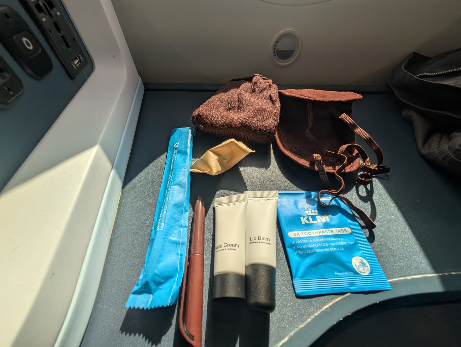 klm business class 787-10 amenity kit contents