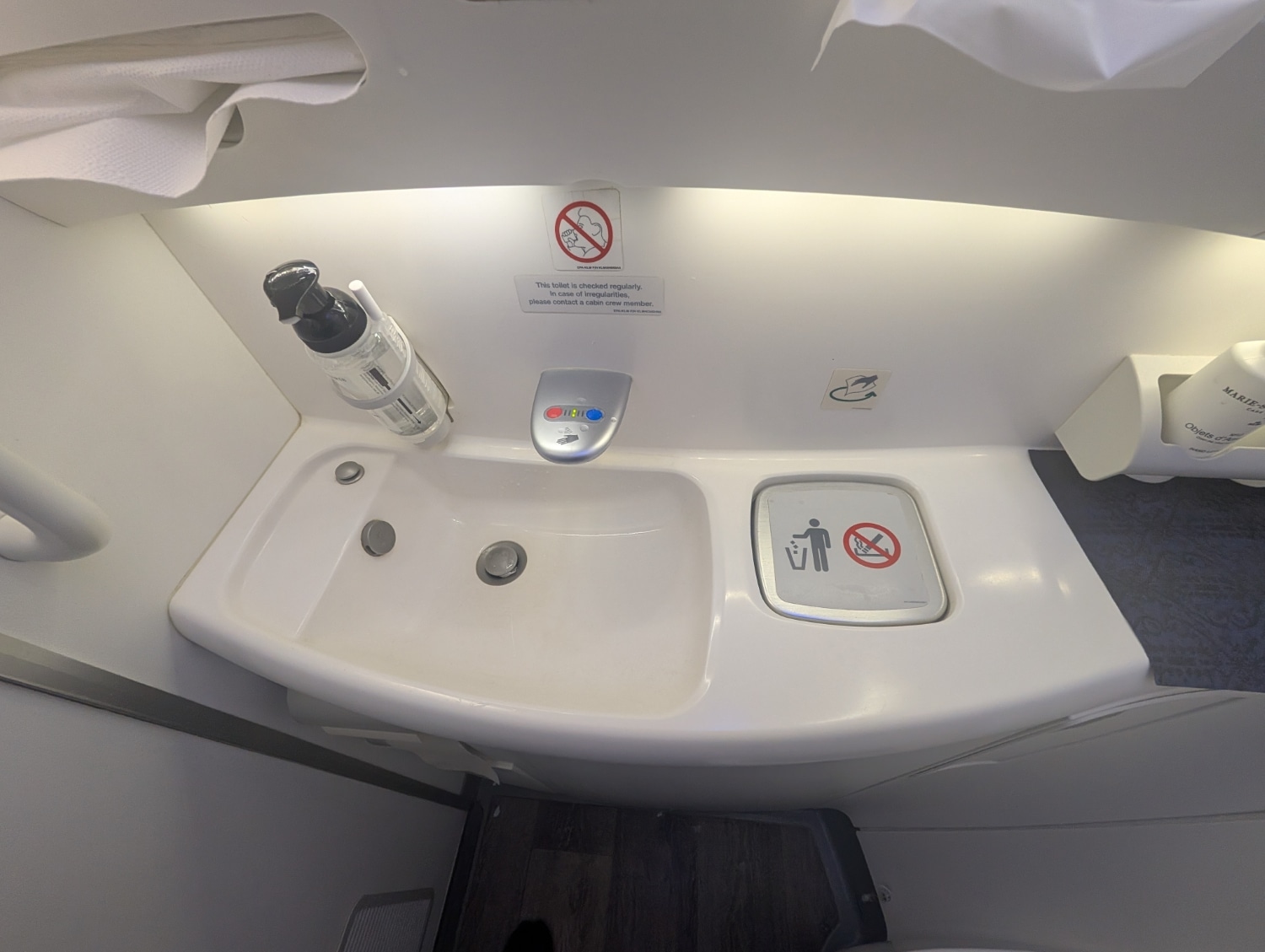 klm business class 787-10 bathroom sink