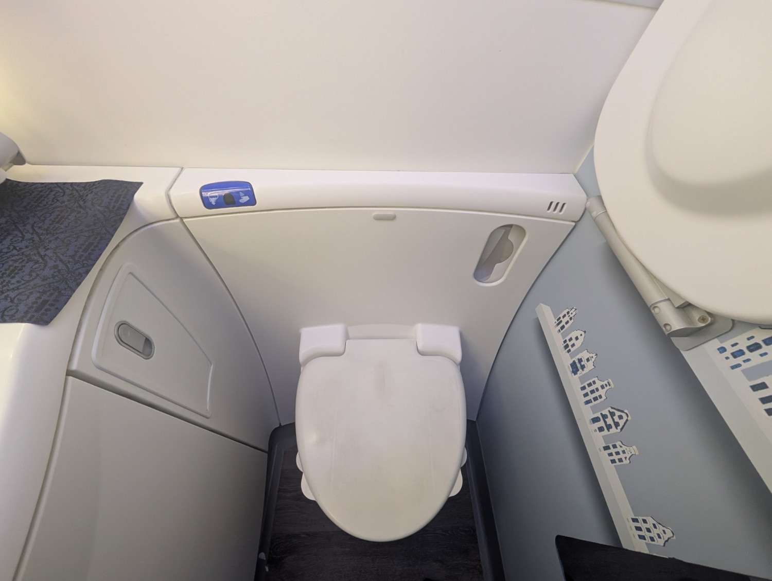 klm business class 787-10 bathroom toilet
