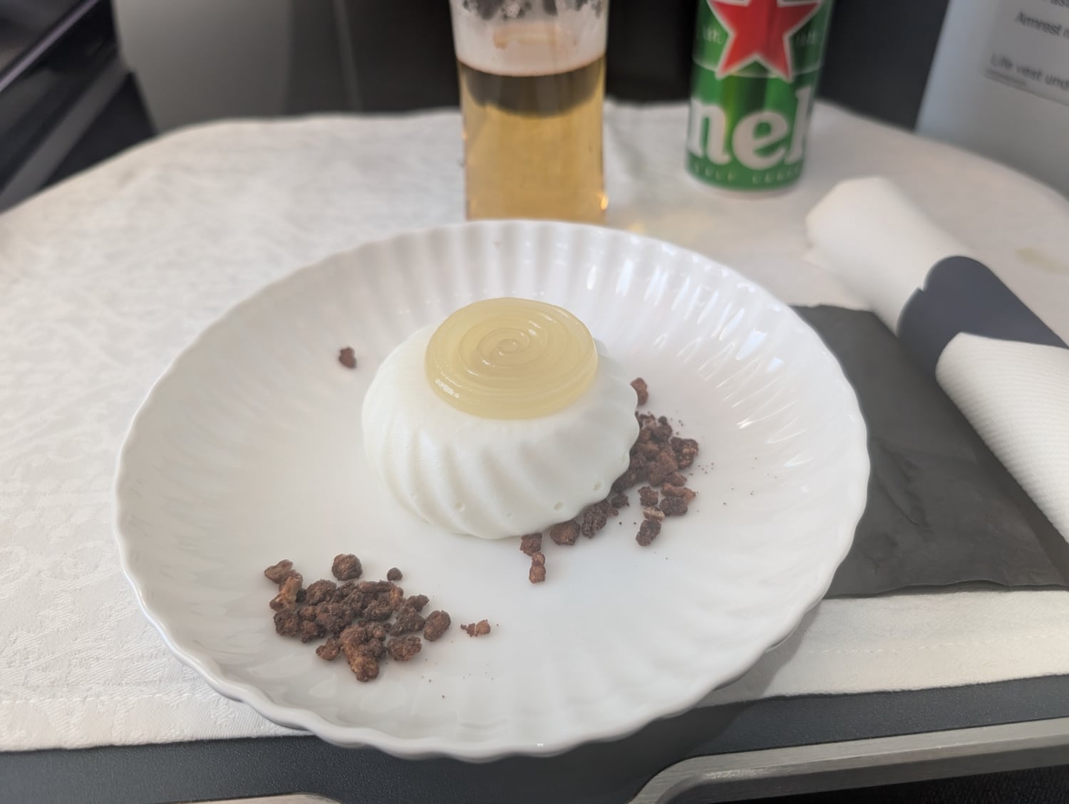klm business class 787-10 chocolate mousse dessert