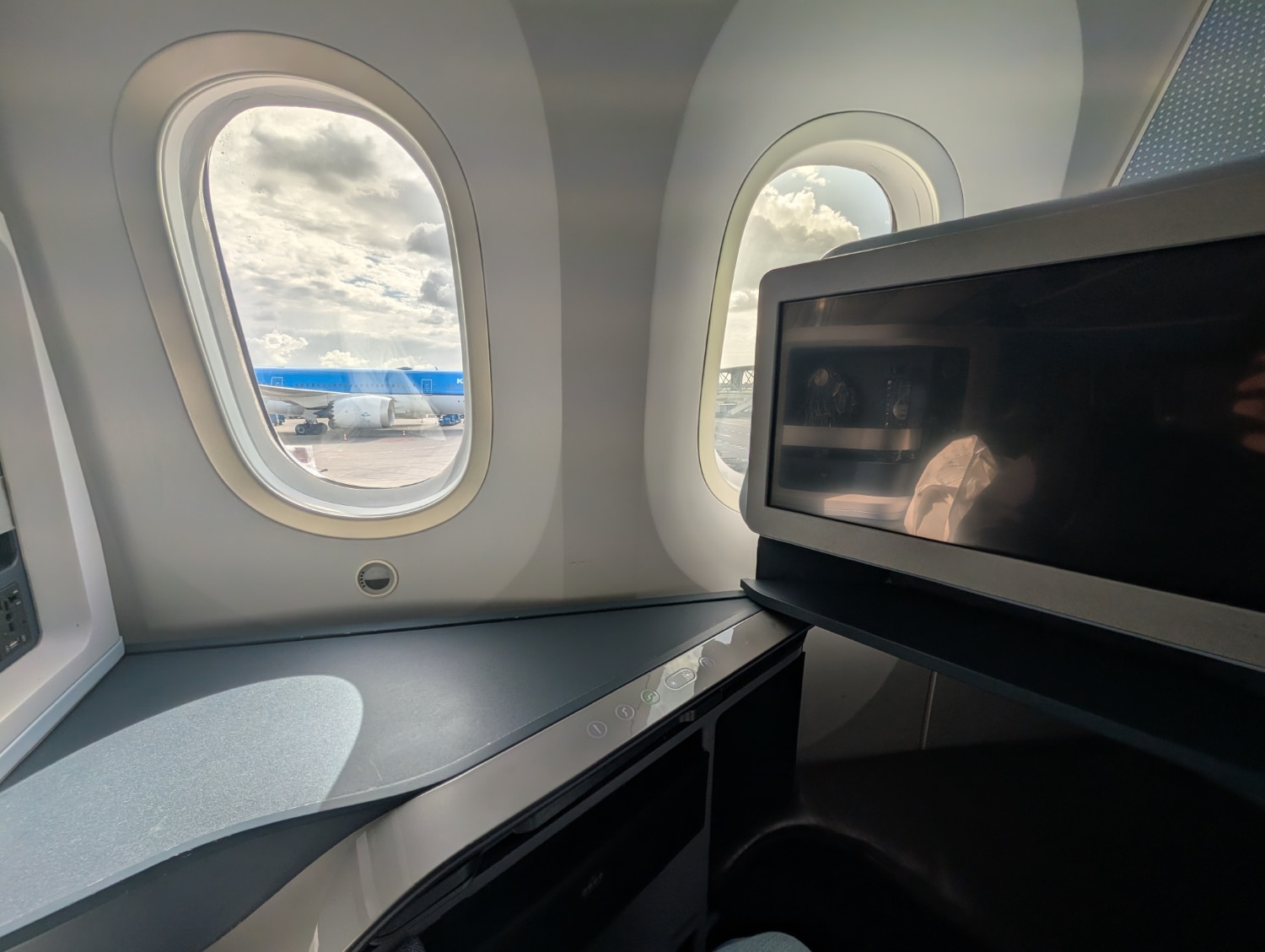 klm business class 787-10 entertainment console screen