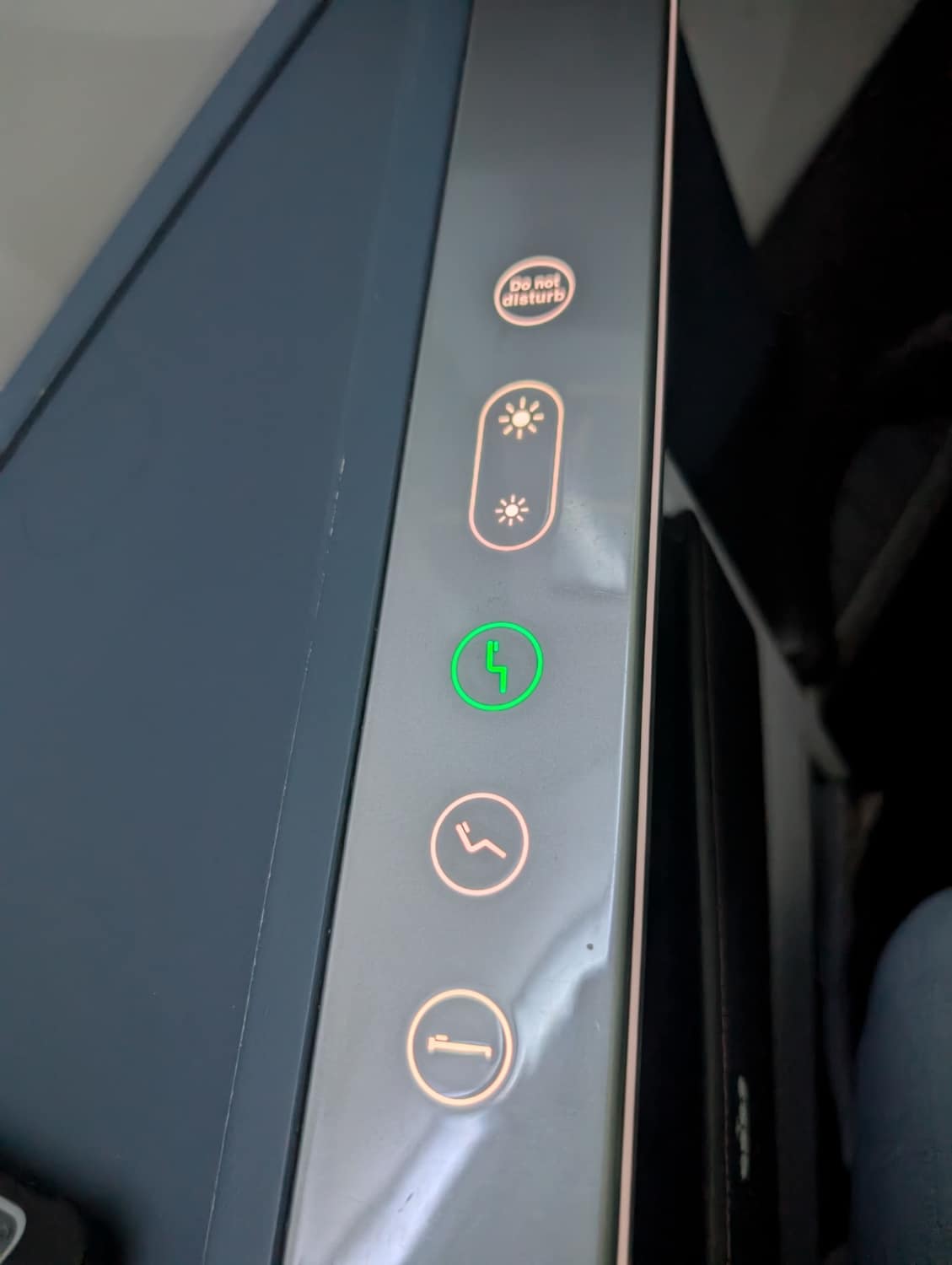 klm business class 787-10 seat controls in arm rest