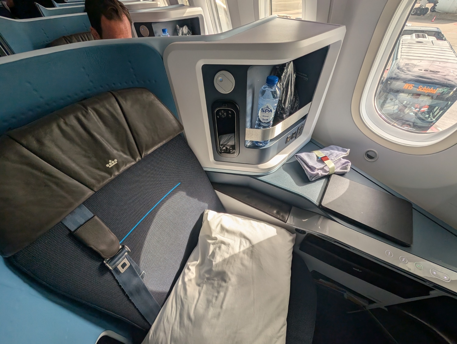 klm business class 787-10 seat with pillow